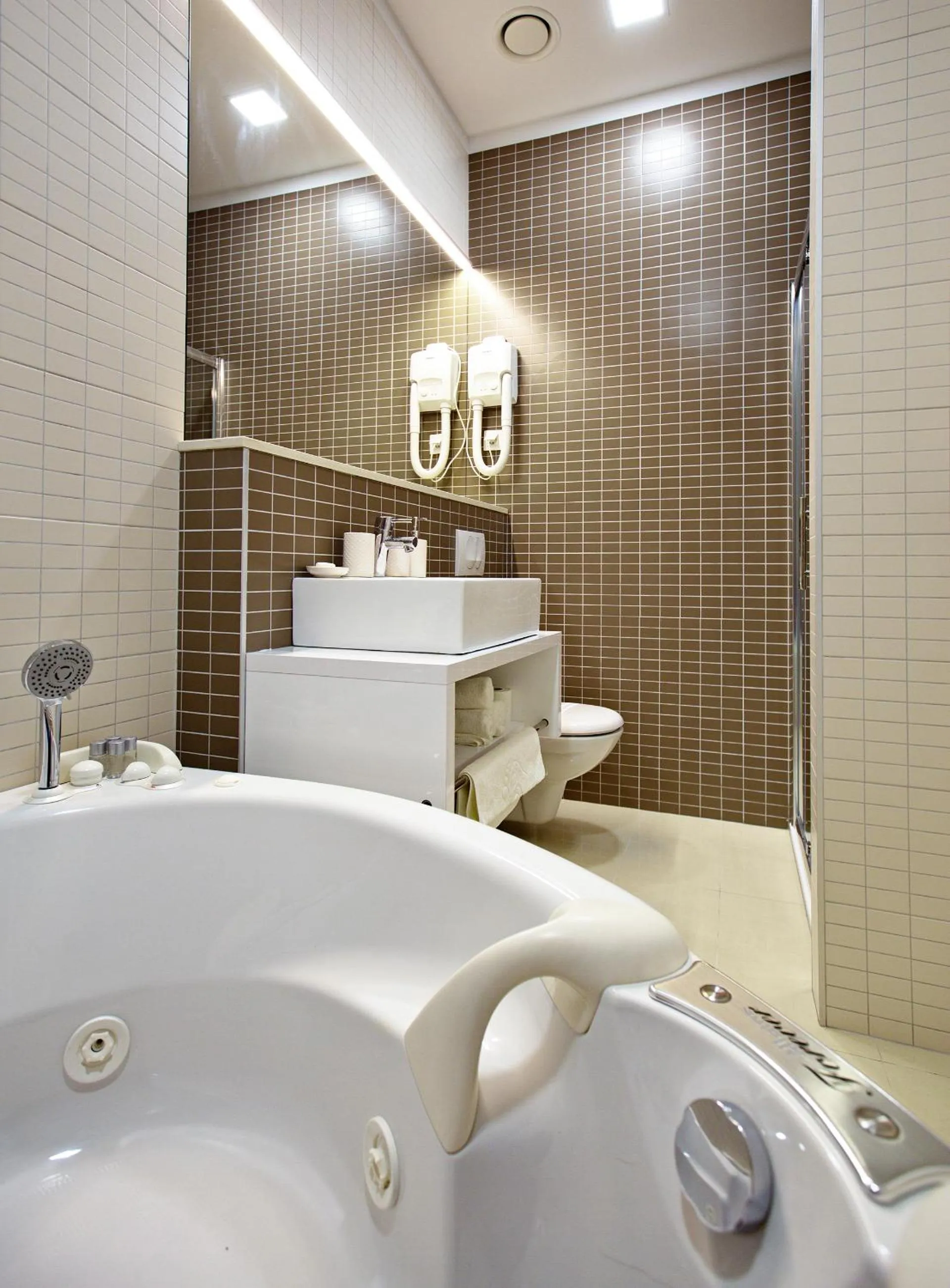 Hot Tub in Dream Hotel