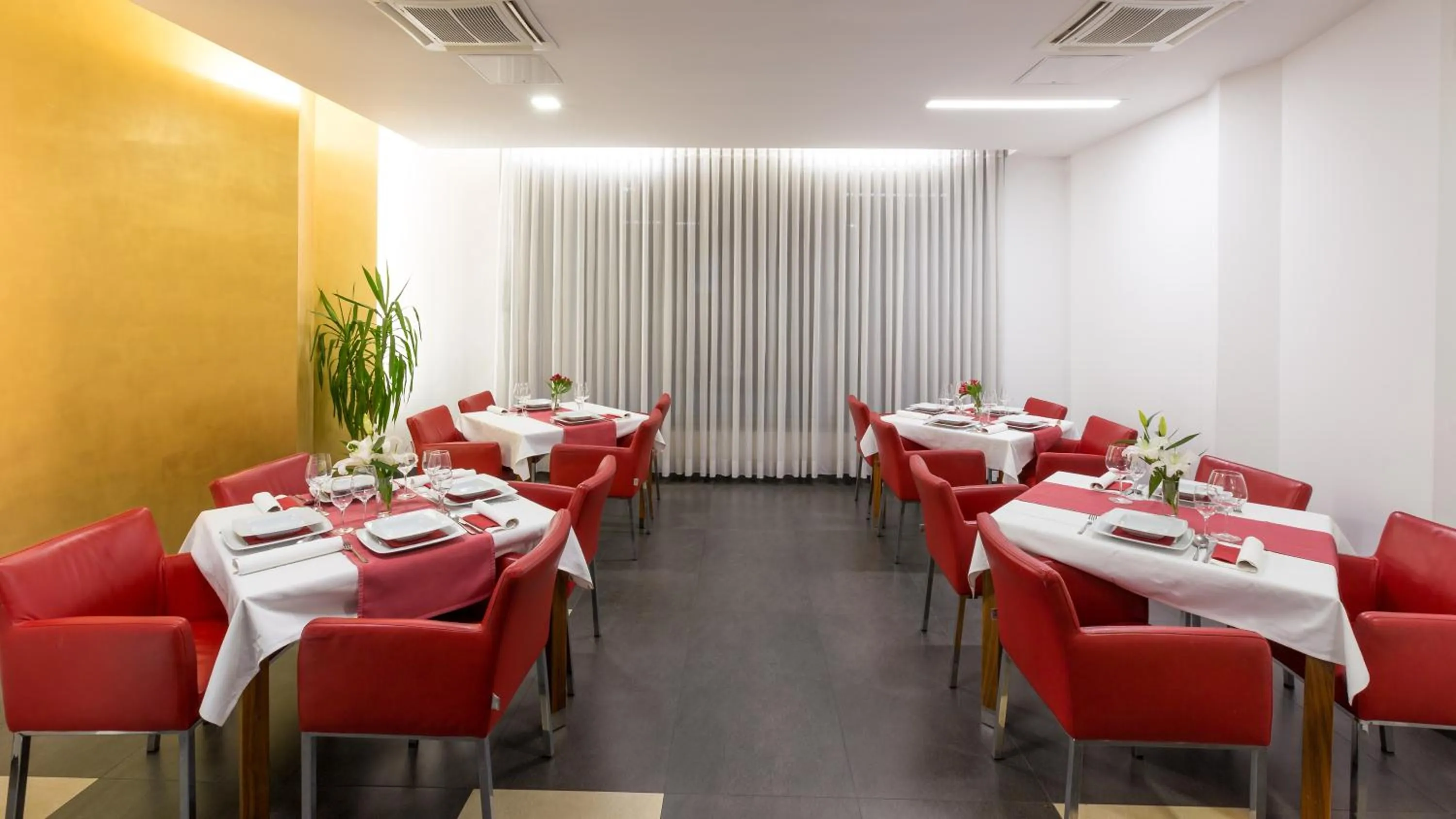 Restaurant/places to eat in Dream Hotel