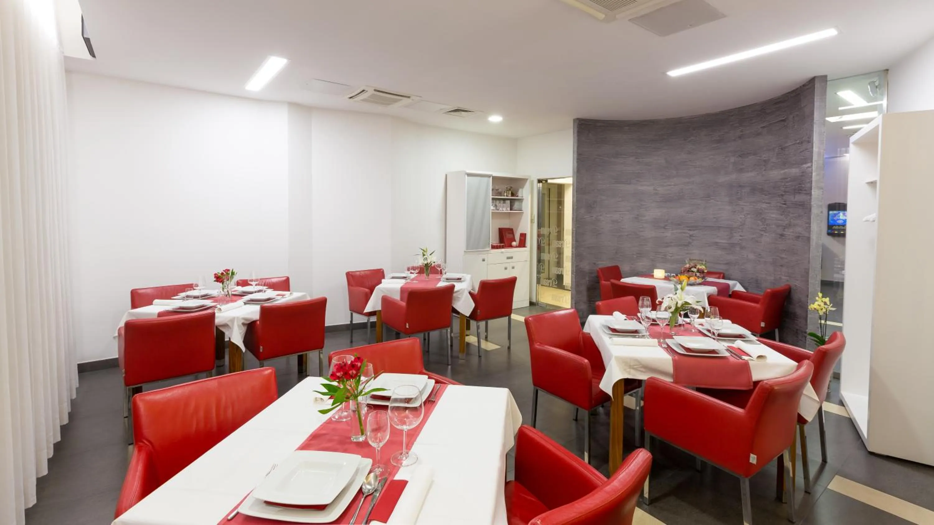 Restaurant/places to eat in Dream Hotel