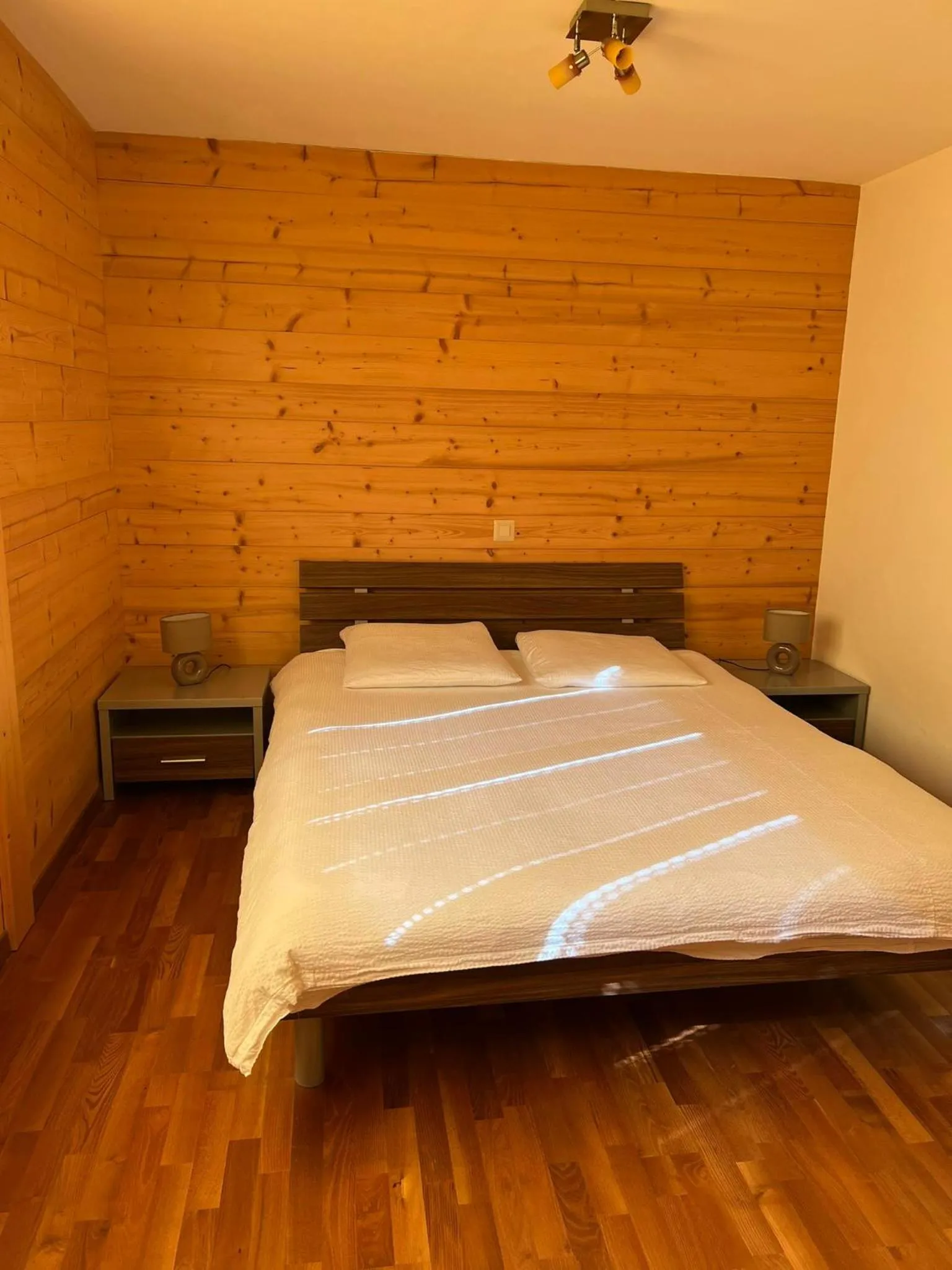 Photo of the whole room, Bed in Au Vieux Champex