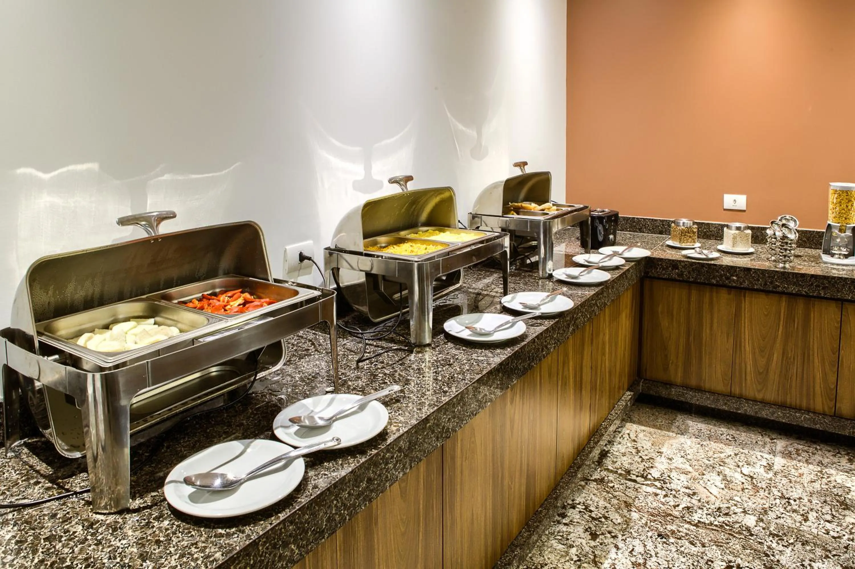 Restaurant/places to eat in Marante Executive Hotel