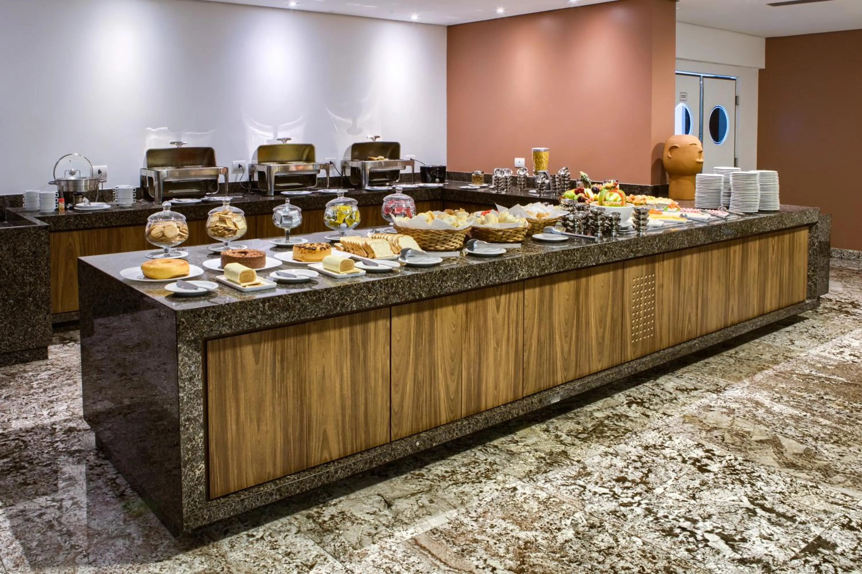 Buffet breakfast in Marante Executive Hotel