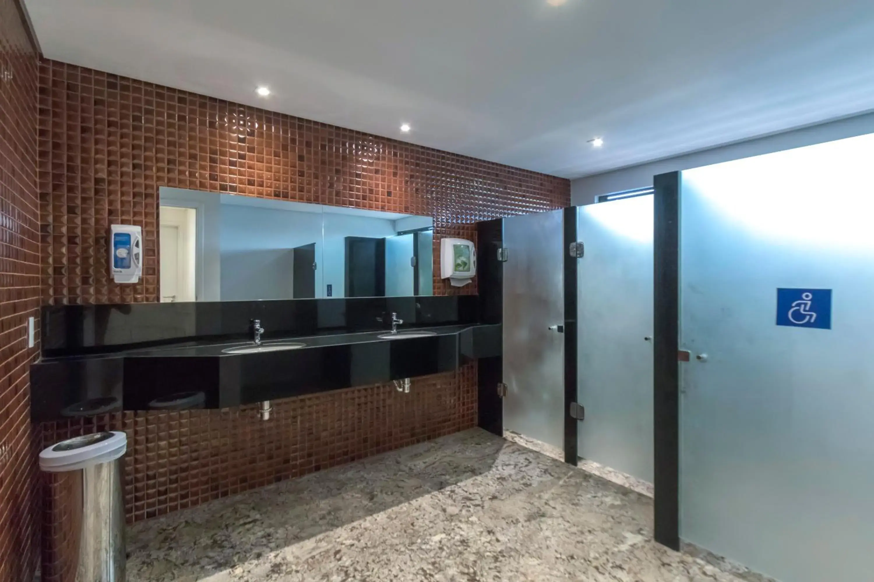 Bathroom in Marante Executive Hotel Bathroom in Marante Executive Hotel