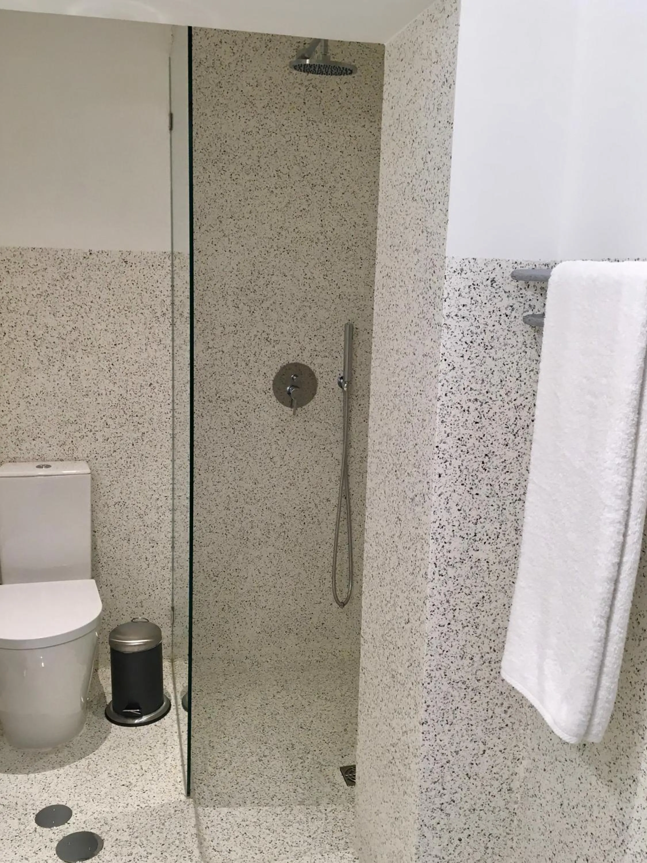Shower in Goabio apartments 2 river view