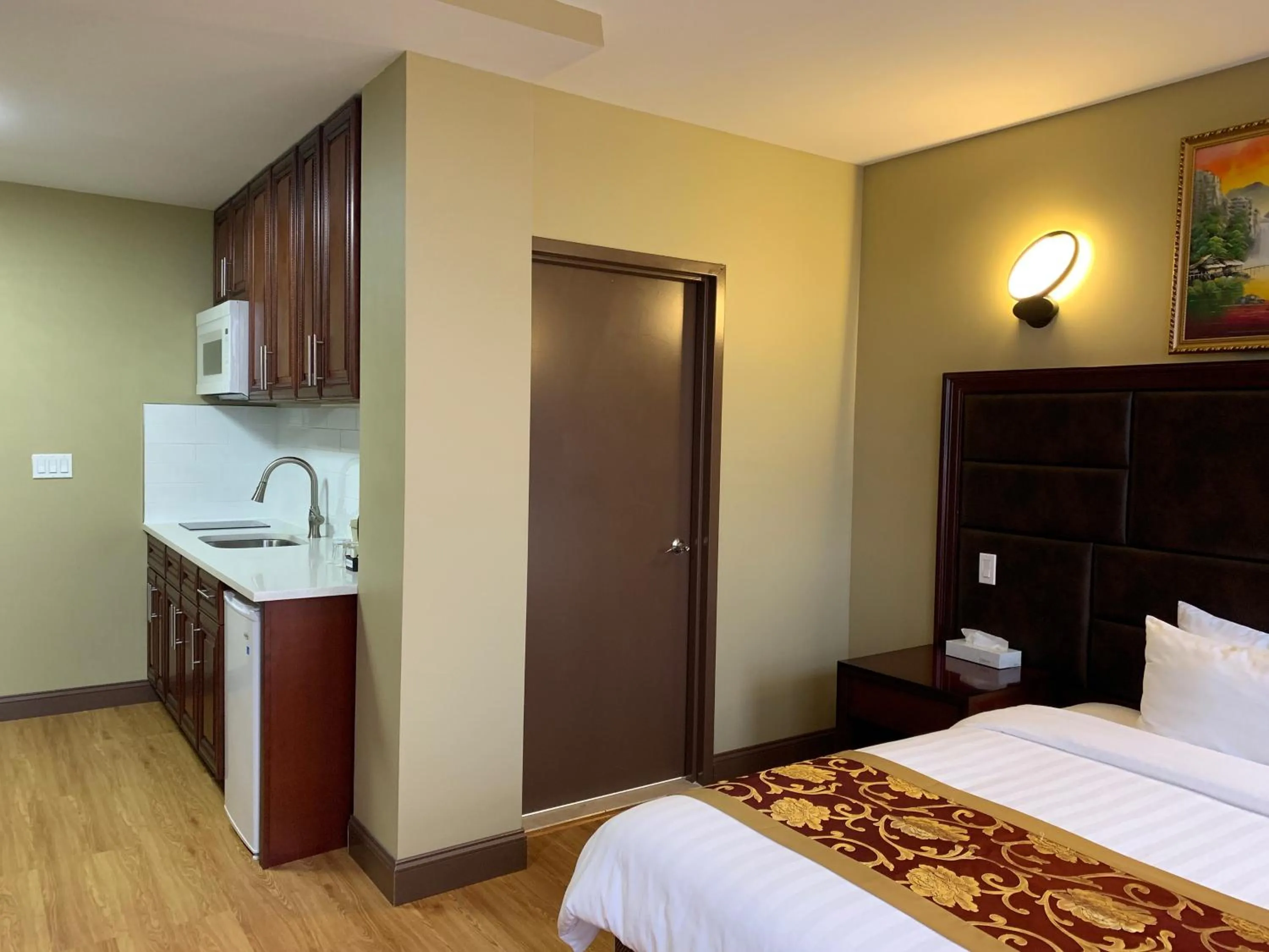 Photo of the whole room, Bed in The Queens Hotel