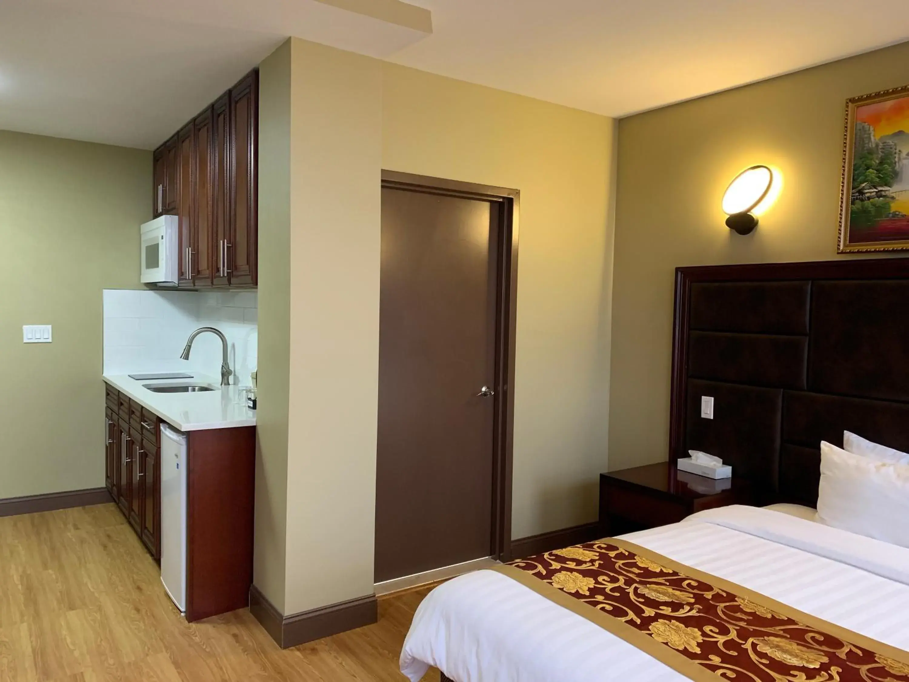 Photo of the whole room, Bed in The Queens Hotel Photo of the whole room, Bed in The Queens Hotel