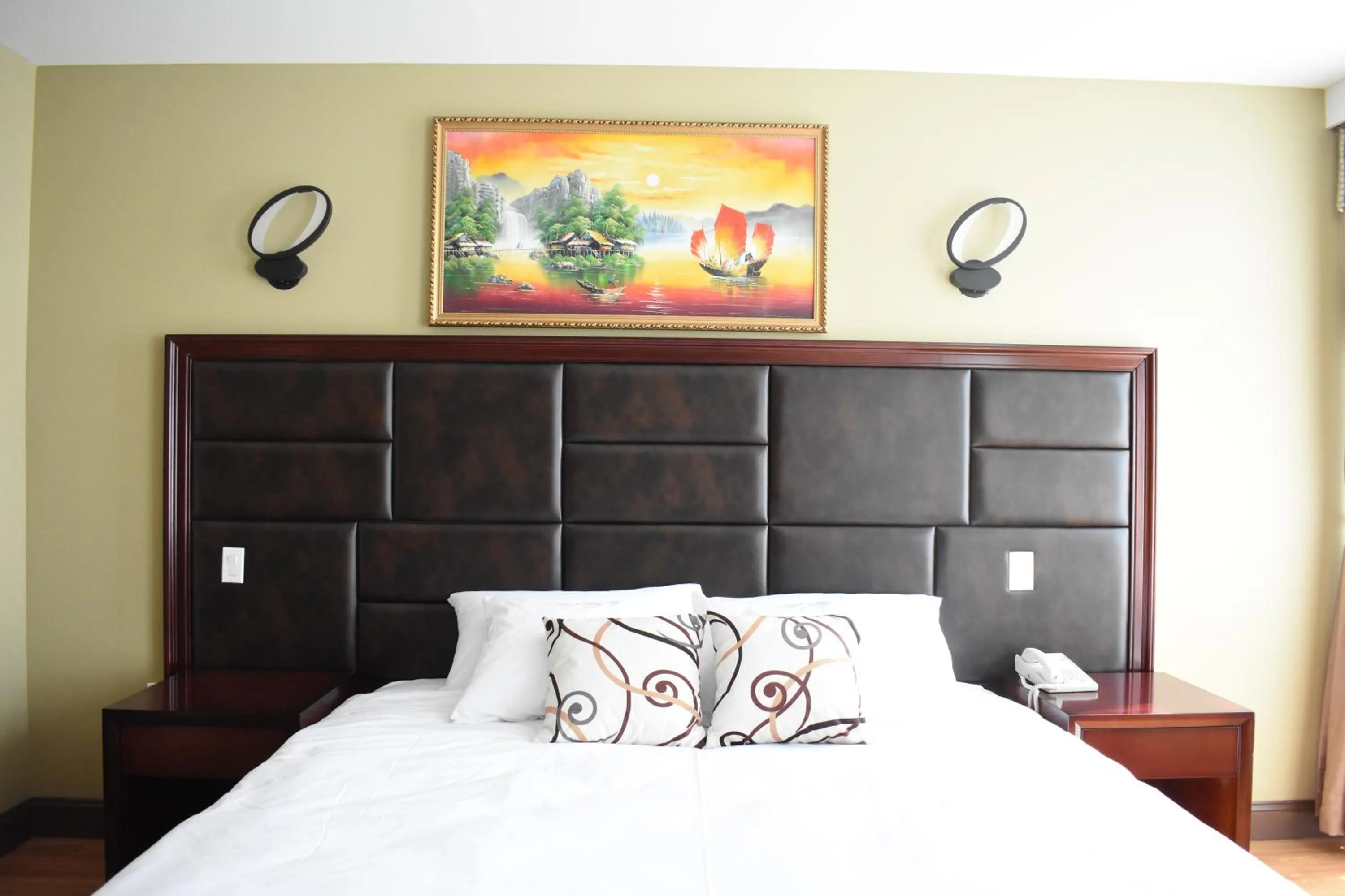 Bed in The Queens Hotel