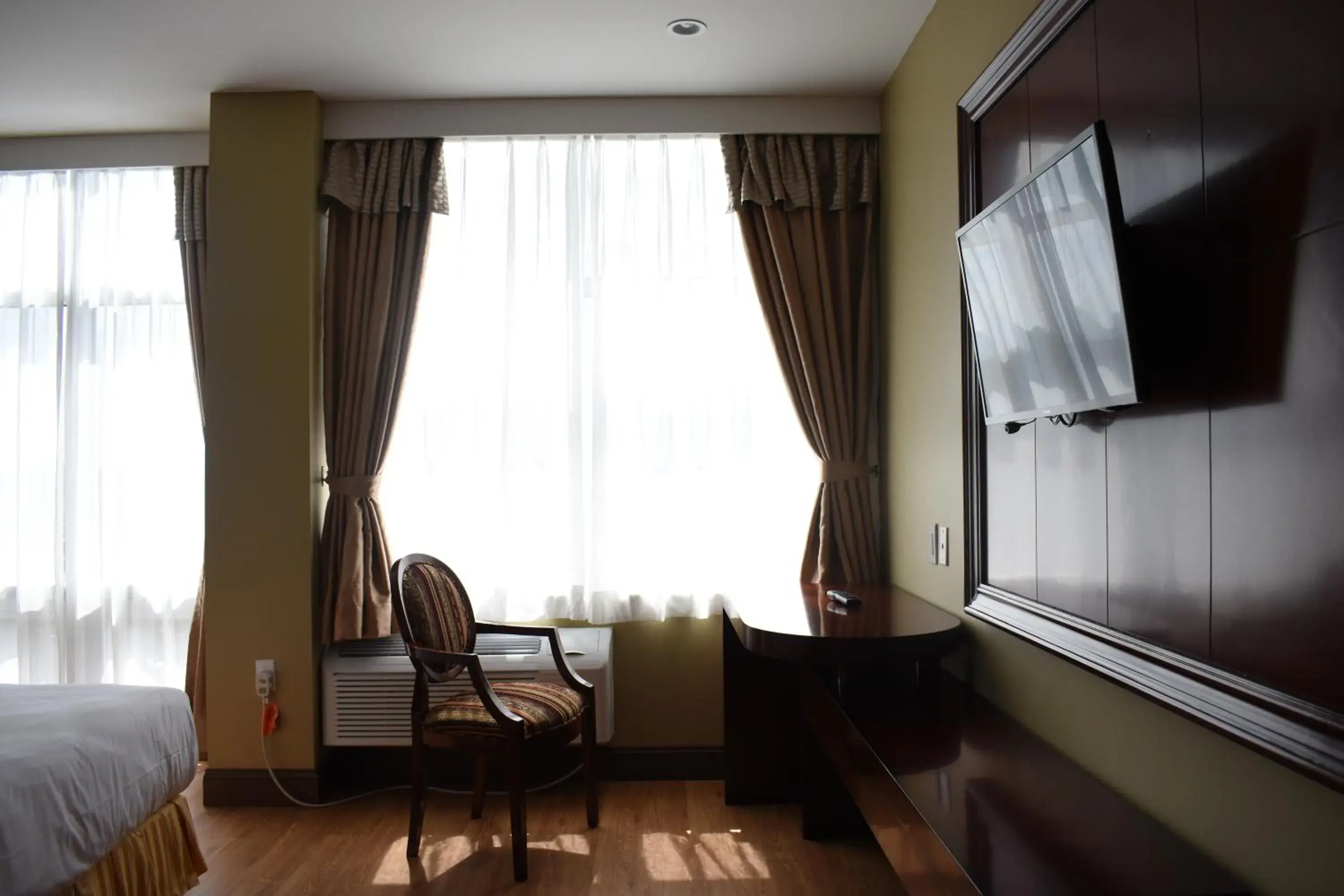 Seating area, Bed in The Queens Hotel Seating area, Bed in The Queens Hotel