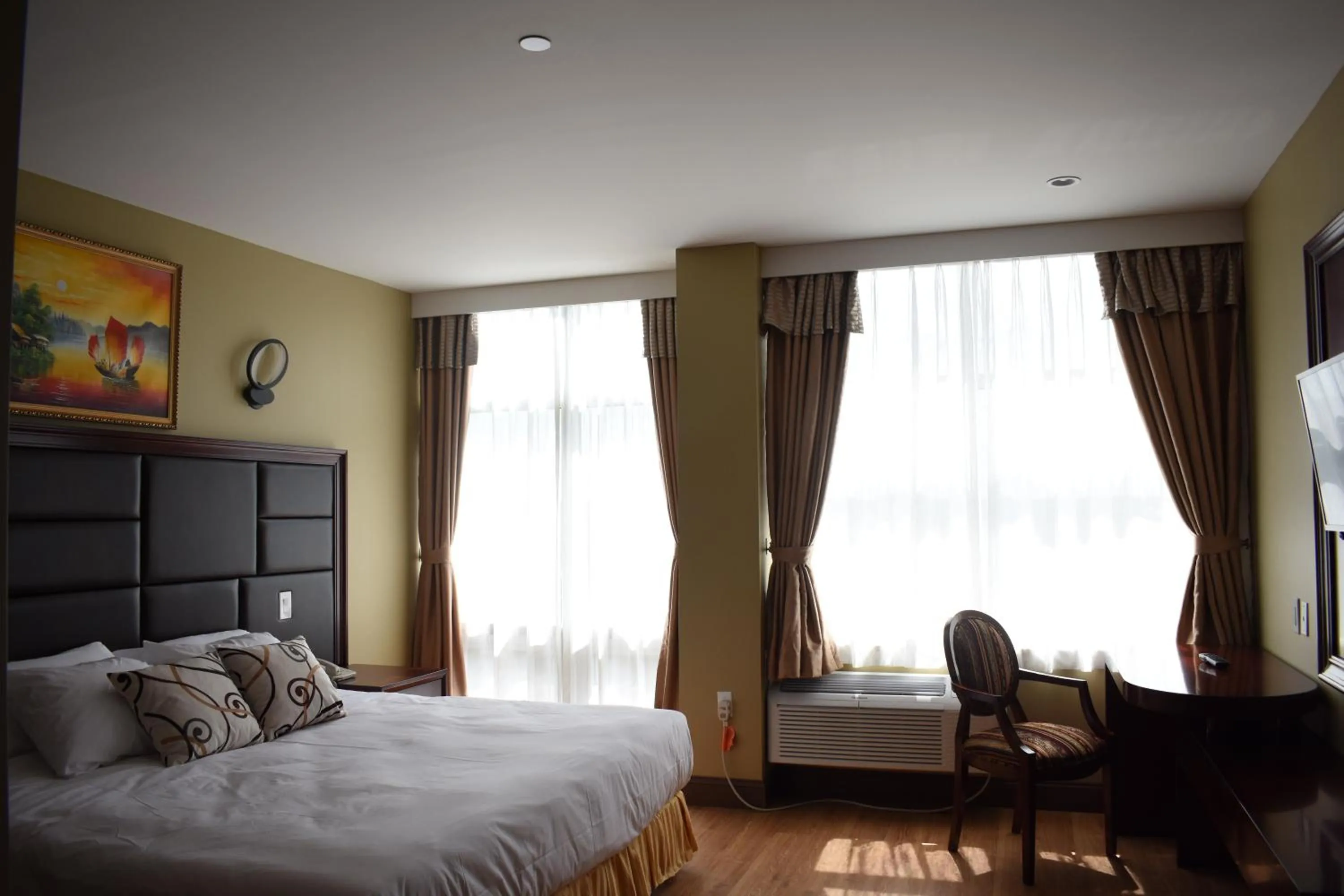 Bed in The Queens Hotel