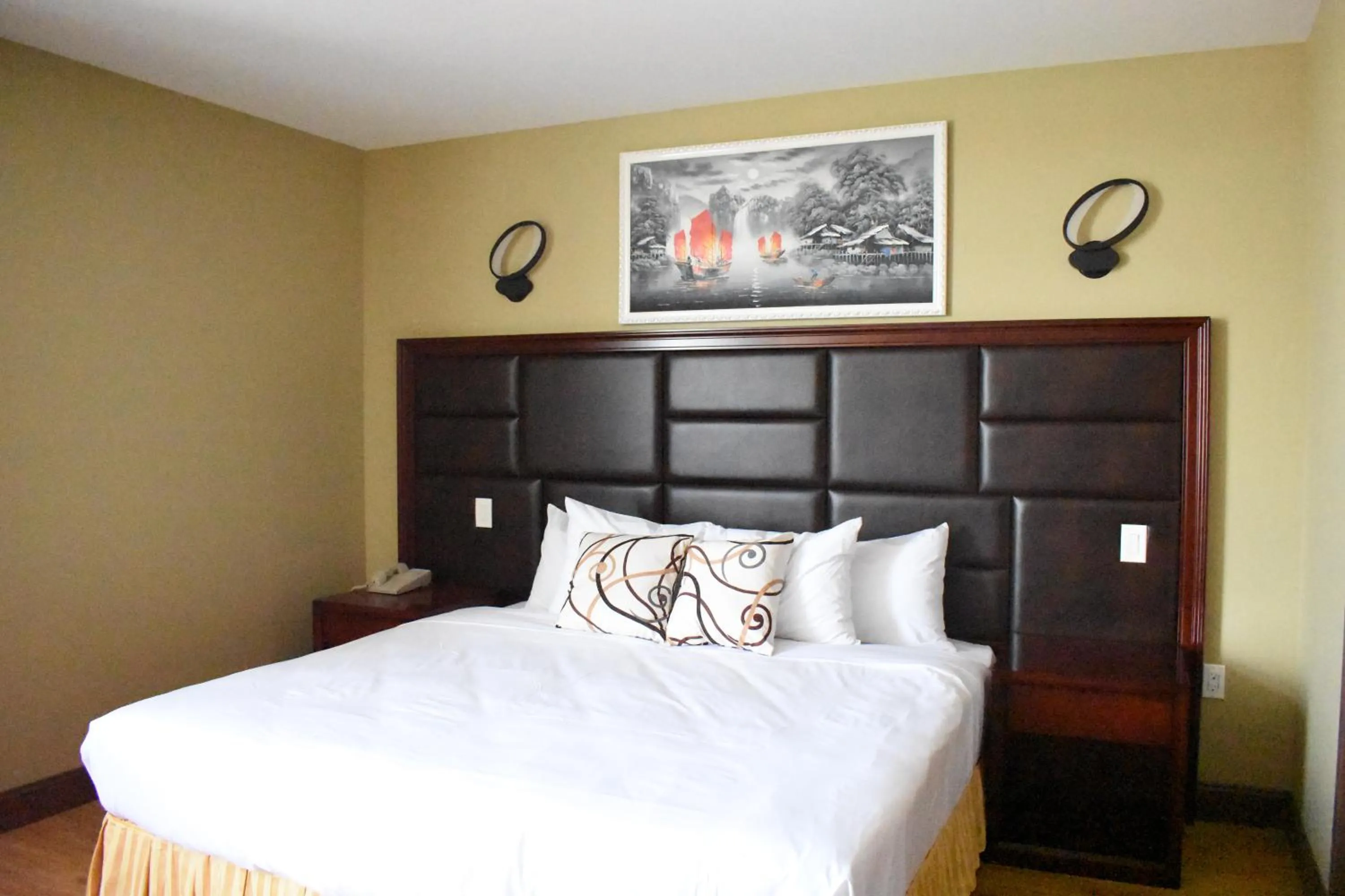 Bed in The Queens Hotel