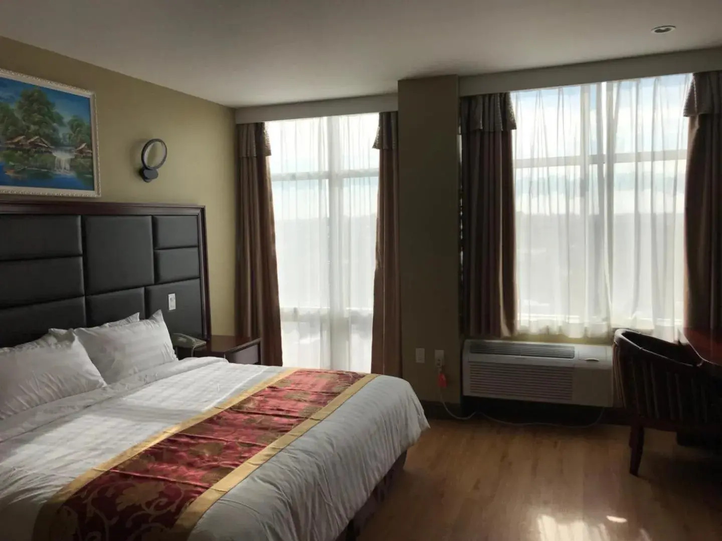 King Room in The Queens Hotel King Room in The Queens Hotel