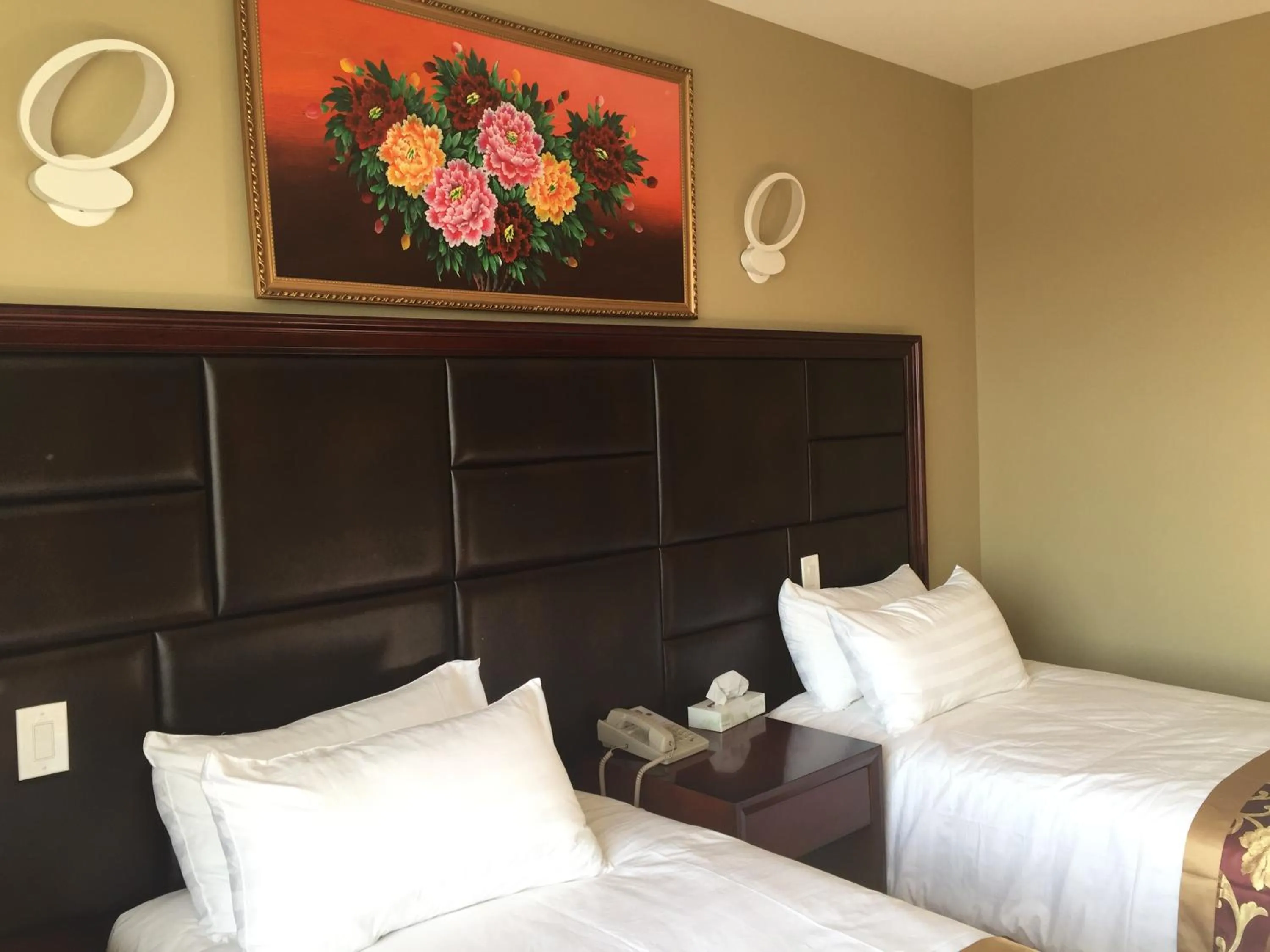 Bedroom, Bed in The Queens Hotel