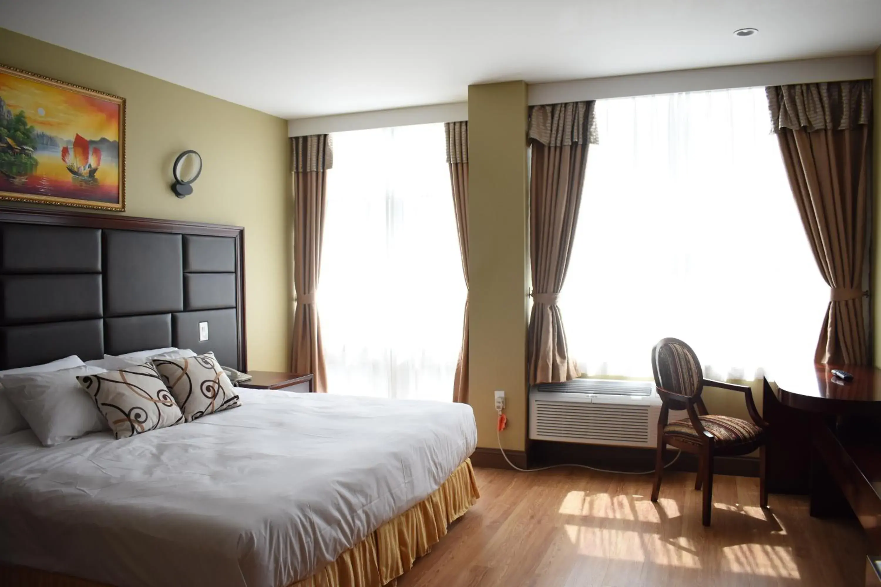 Bed in The Queens Hotel Bed in The Queens Hotel