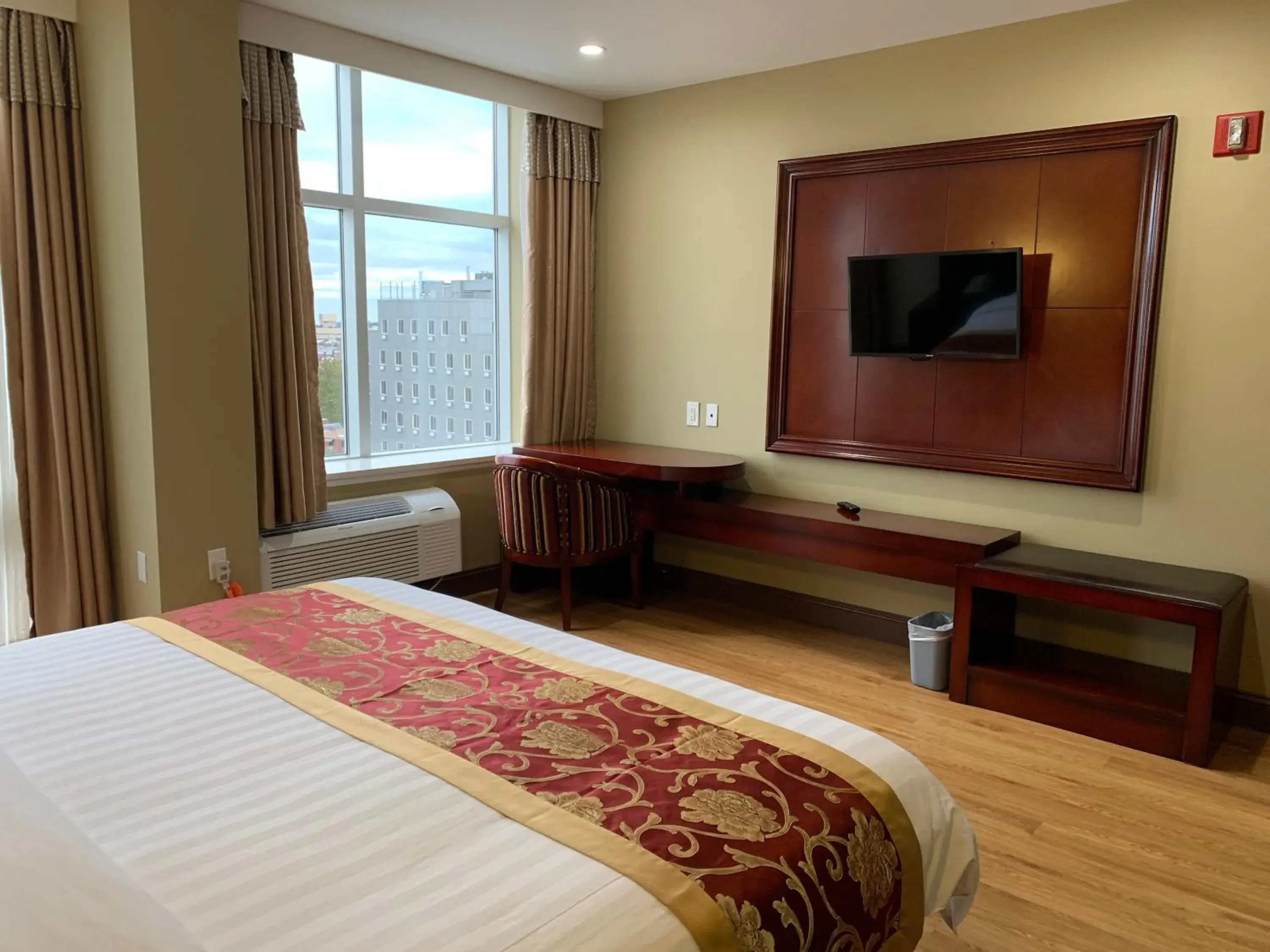 Bed in The Queens Hotel Bed in The Queens Hotel