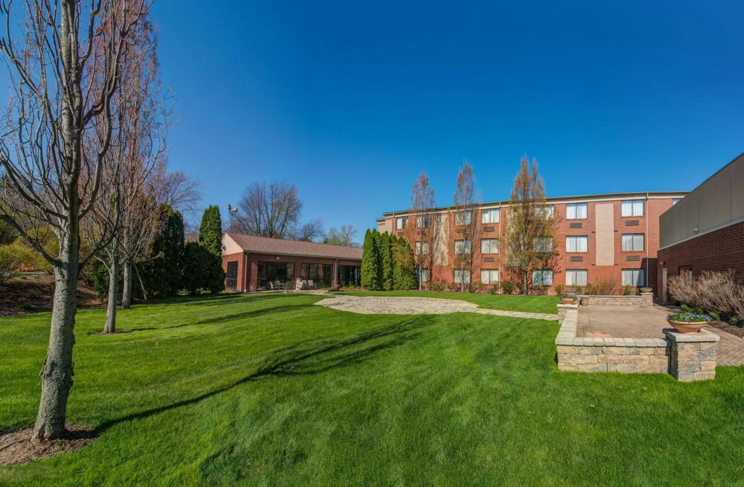 Inner courtyard view in Holiday Inn Express - Akron NW - Fairlawn by IHG Inner courtyard view in Holiday Inn Express - Akron NW - Fairlawn by IHG