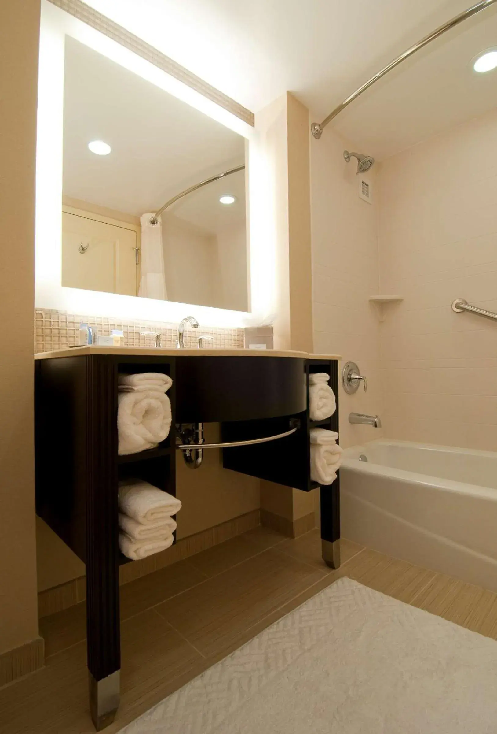 King Room with Accessible Tub - Mobility and Hearing Access/Non-Smoking in DoubleTree by Hilton Dulles Airport-Sterling King Room with Accessible Tub - Mobility and Hearing Access/Non-Smoking in DoubleTree by Hilton Dulles Airport-Sterling
