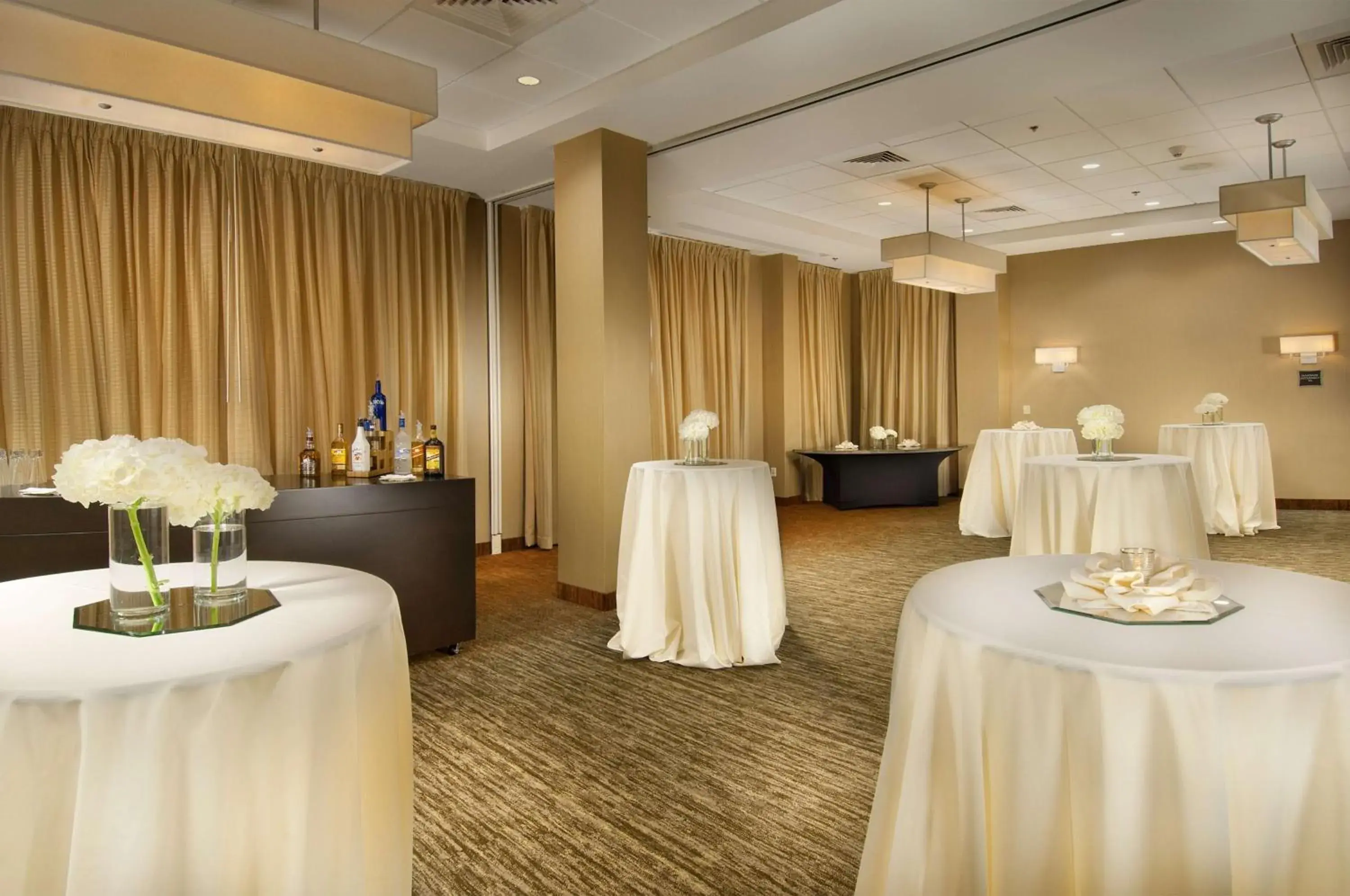 Lounge or bar in DoubleTree by Hilton Dulles Airport-Sterling Lounge or bar in DoubleTree by Hilton Dulles Airport-Sterling