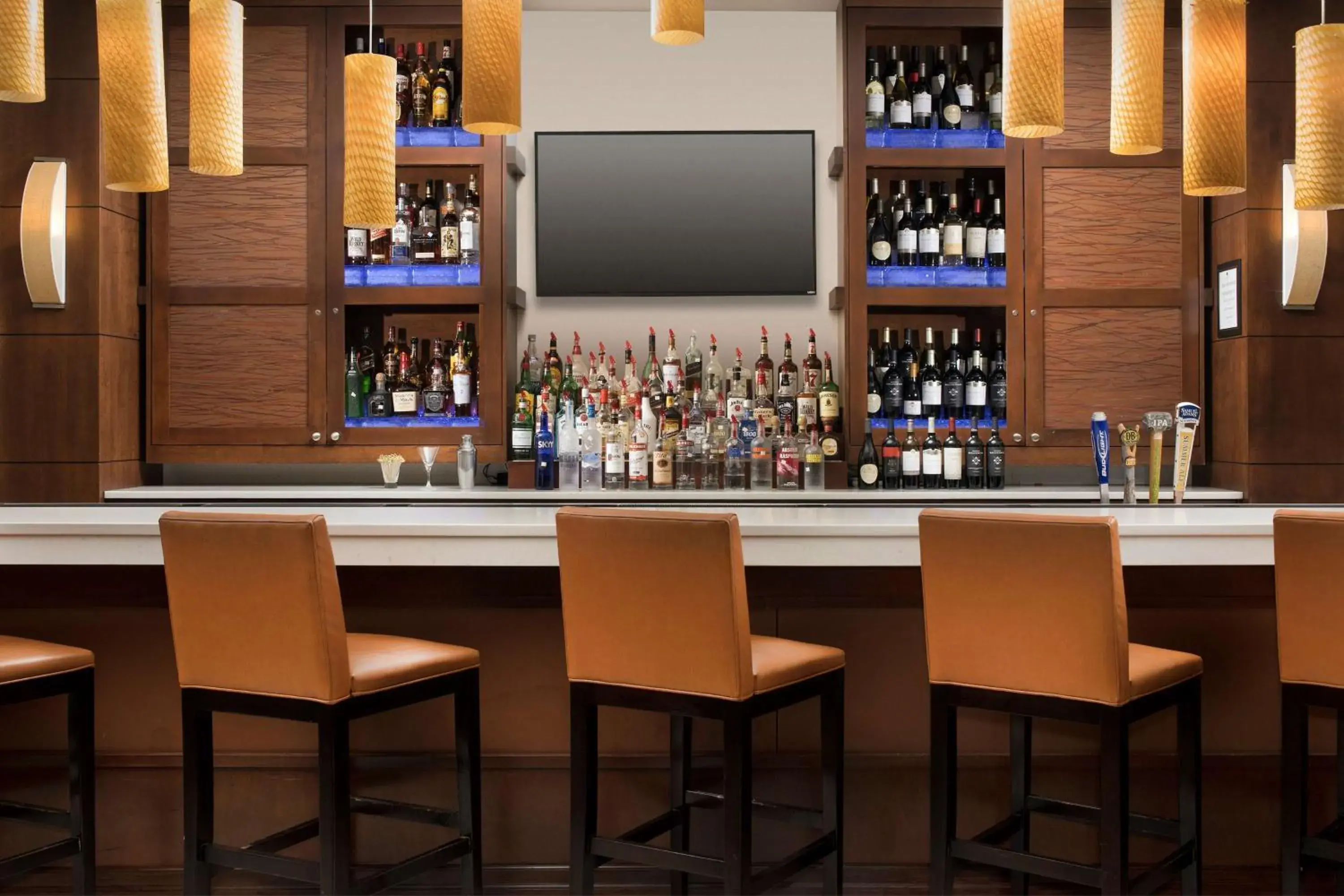Lounge or bar in DoubleTree by Hilton Dulles Airport-Sterling Lounge or bar in DoubleTree by Hilton Dulles Airport-Sterling