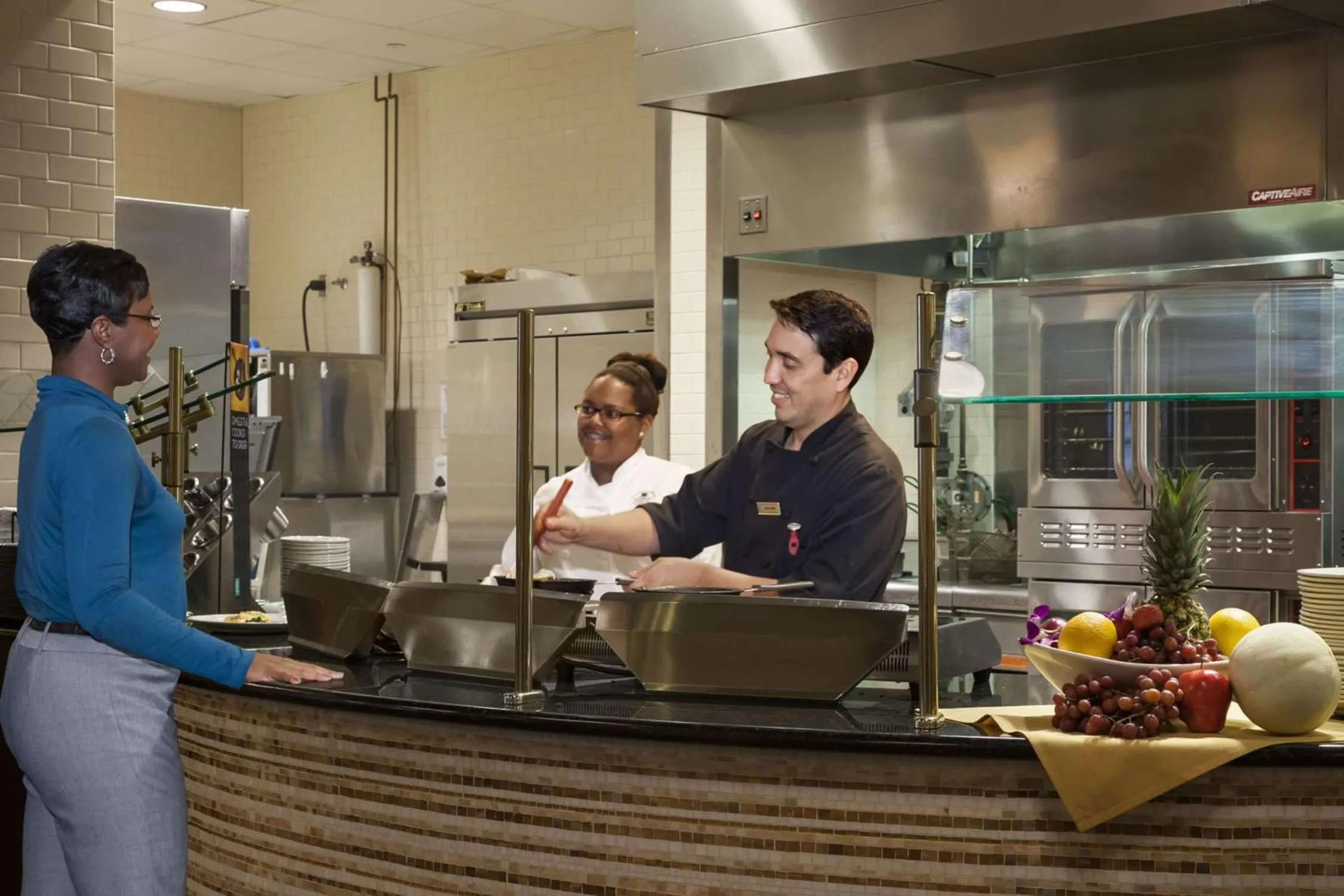 Dining area in Embassy Suites Savannah Airport