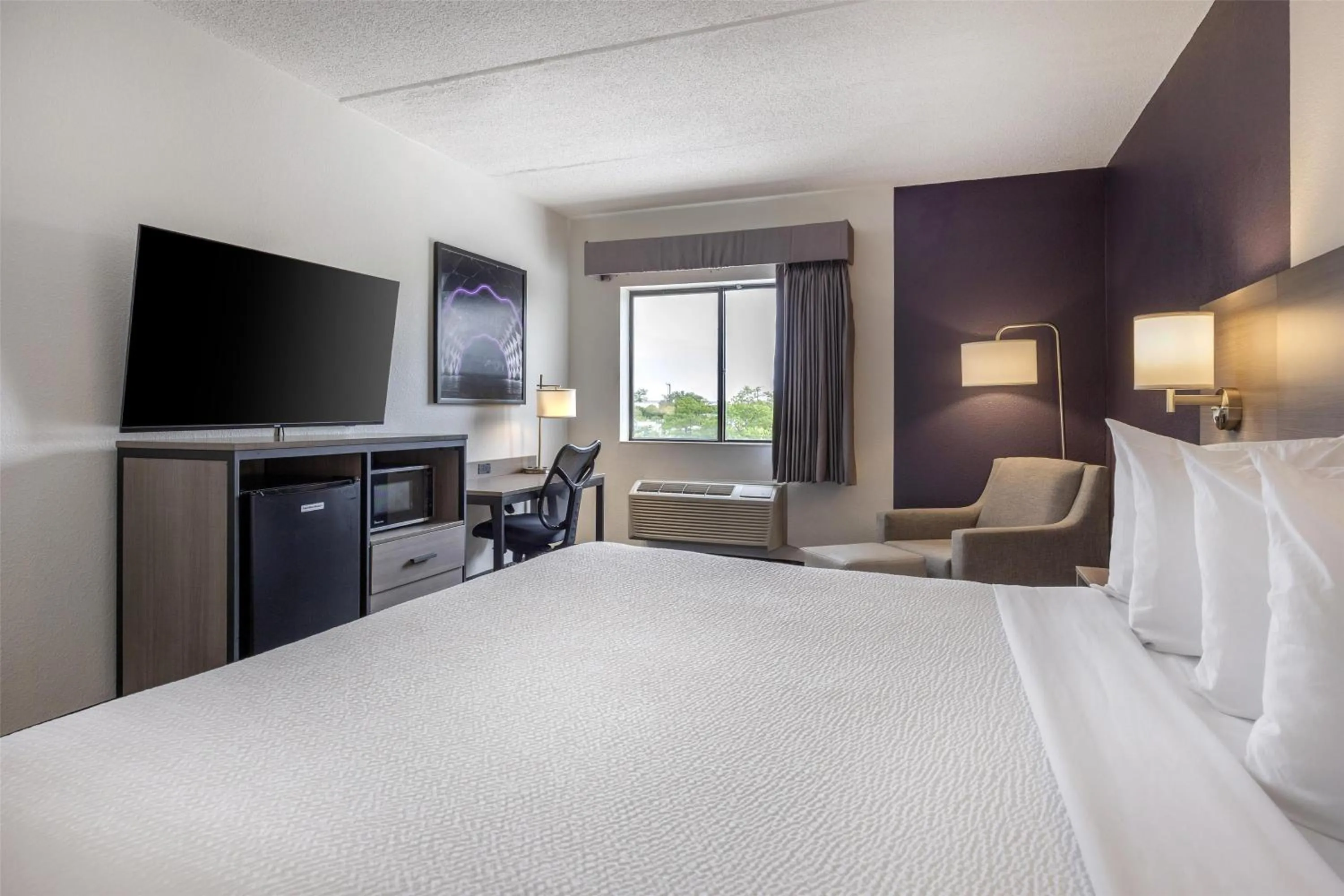 Bedroom, Bed in Best Western Bolingbrook Hotel