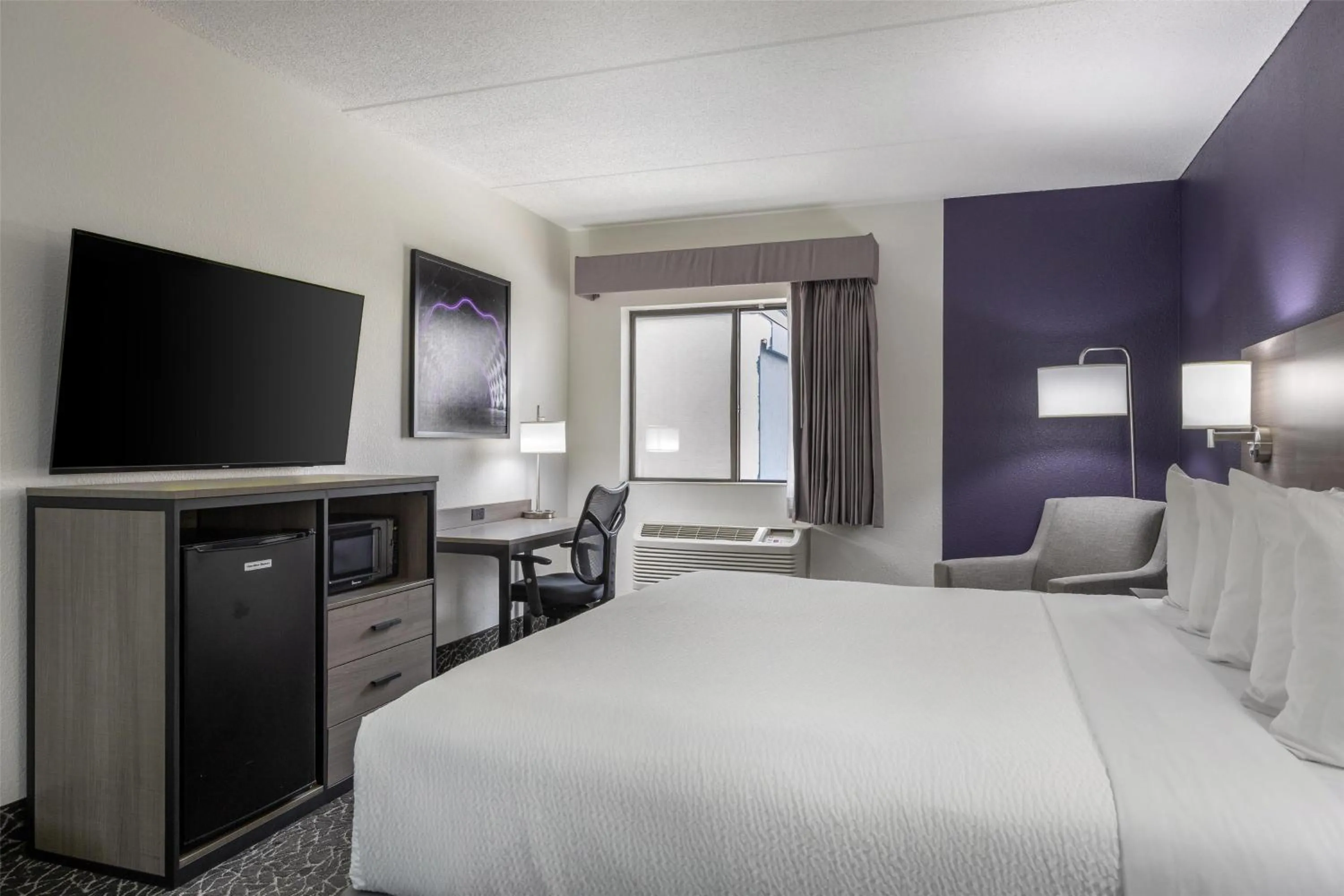 Bedroom, Bed in Best Western Bolingbrook Hotel