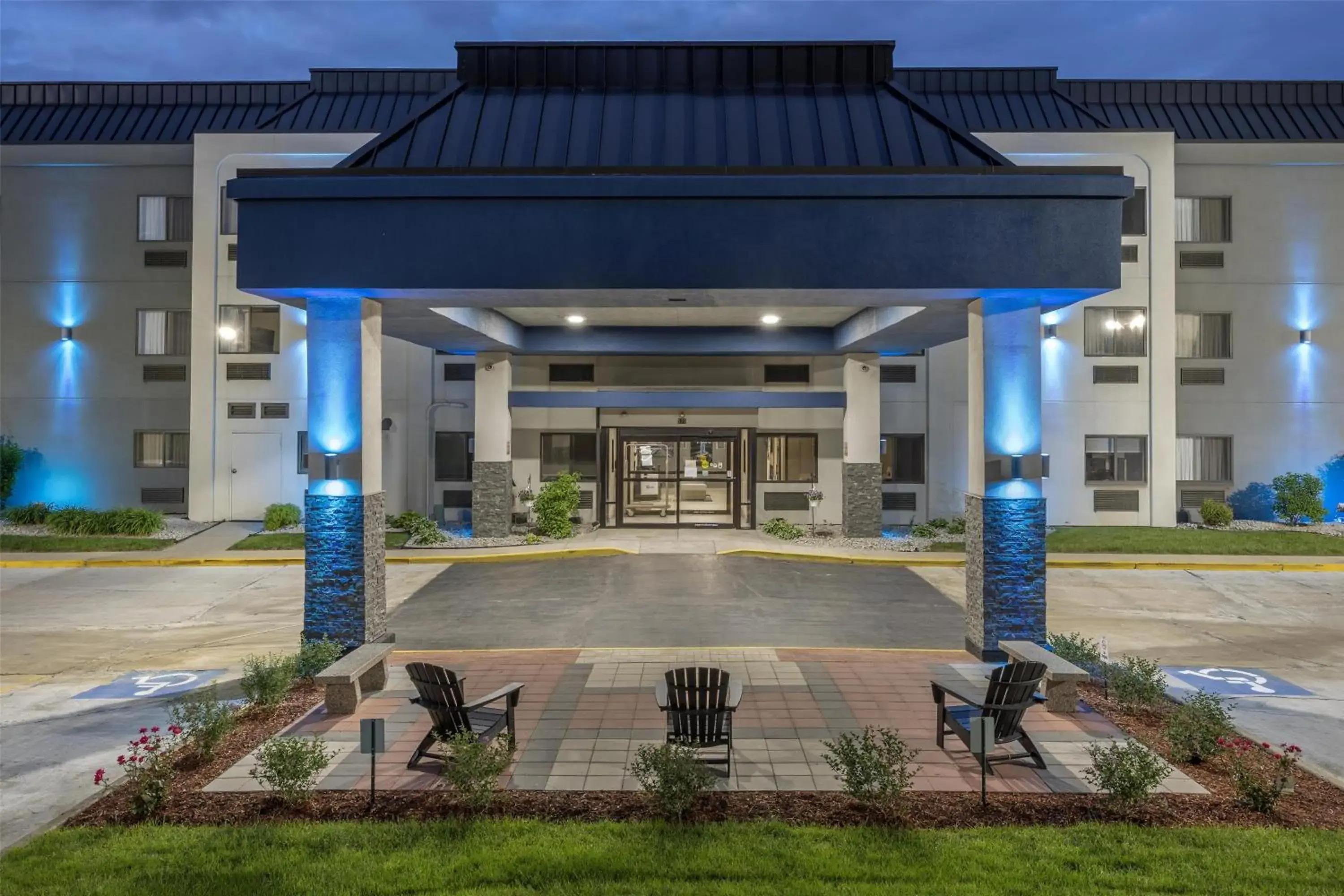 Property building in Best Western Bolingbrook Hotel Property building in Best Western Bolingbrook Hotel