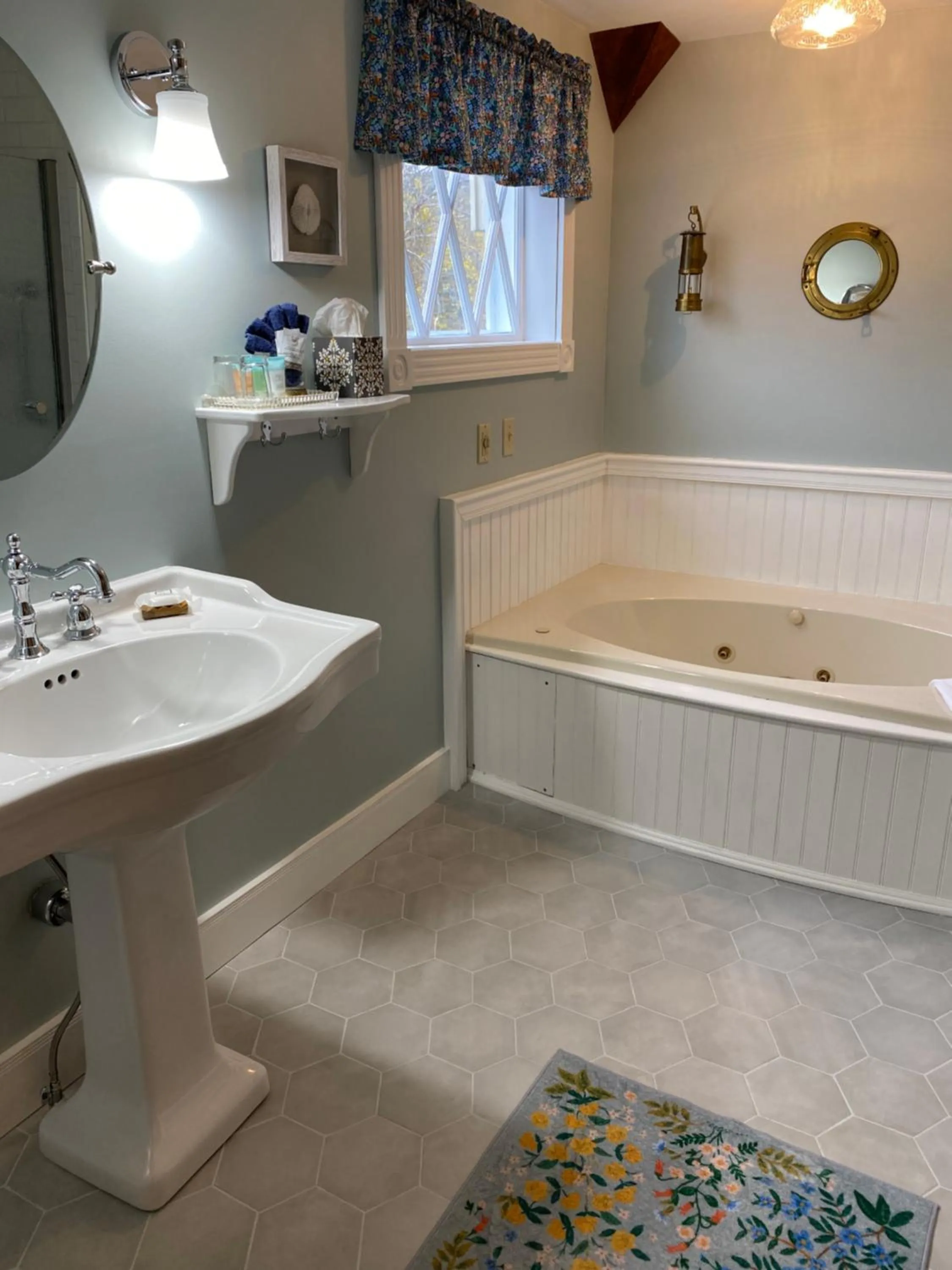 Bath in Spouter Inn Bed & Breakfast