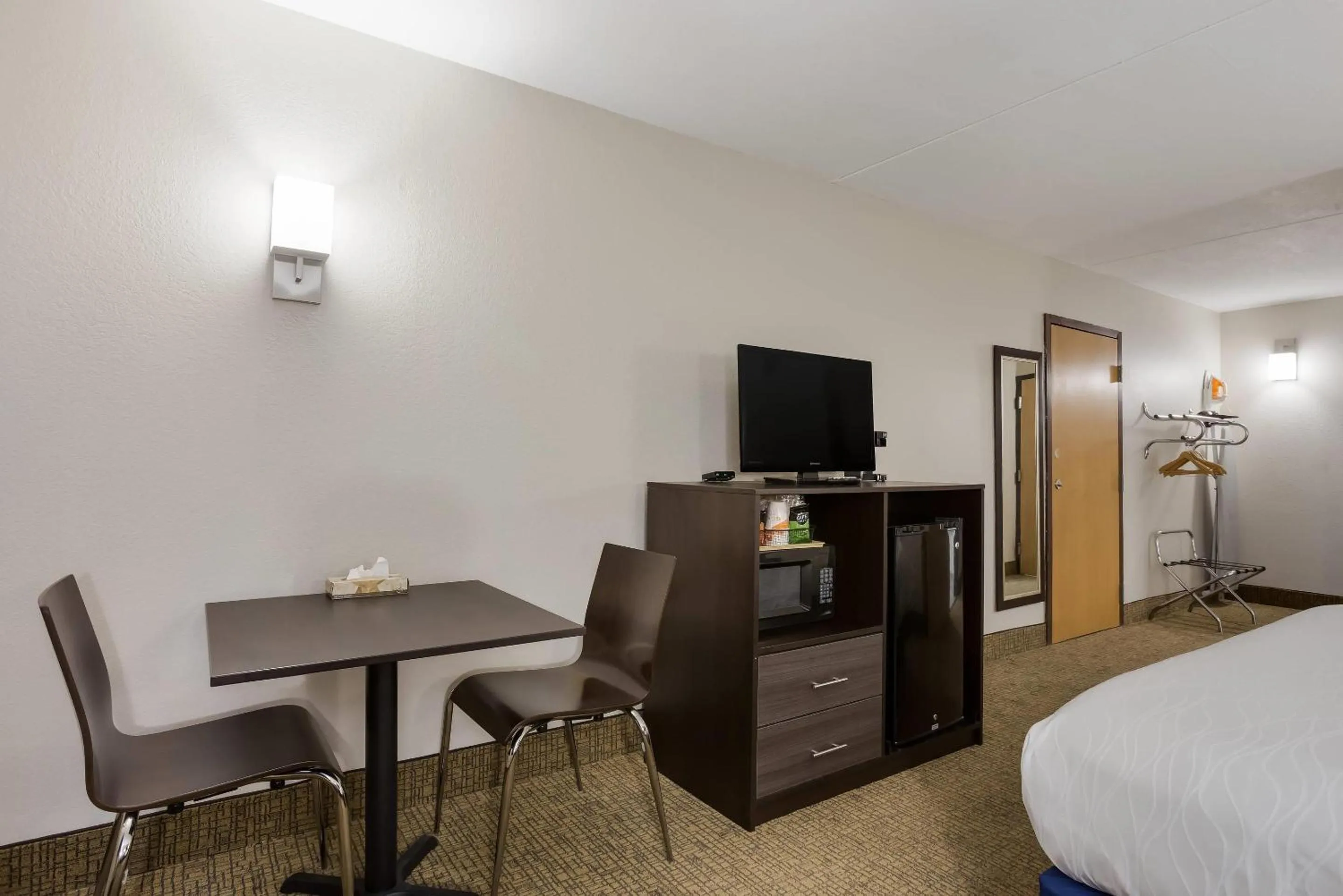 Bedroom, Bed in Rodeway Inn Branson, Brick House