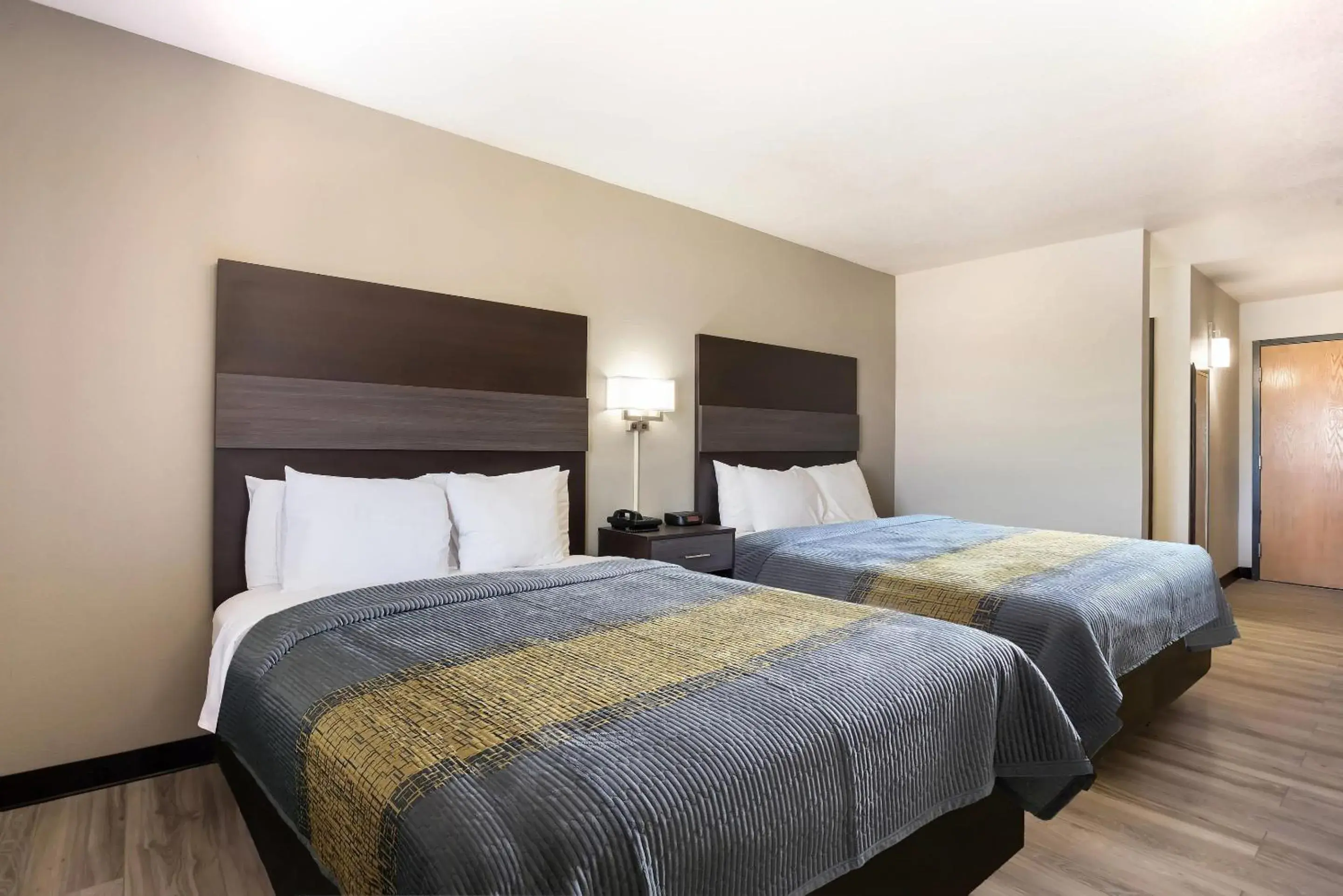 Bedroom, Bed in Rodeway Inn Branson, Brick House Bedroom, Bed in Rodeway Inn Branson, Brick House