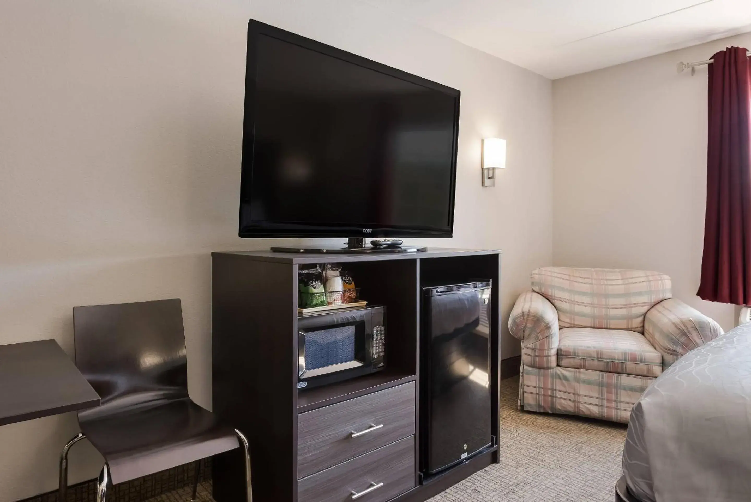 Bedroom, Bed in Rodeway Inn Branson, Brick House Bedroom, Bed in Rodeway Inn Branson, Brick House