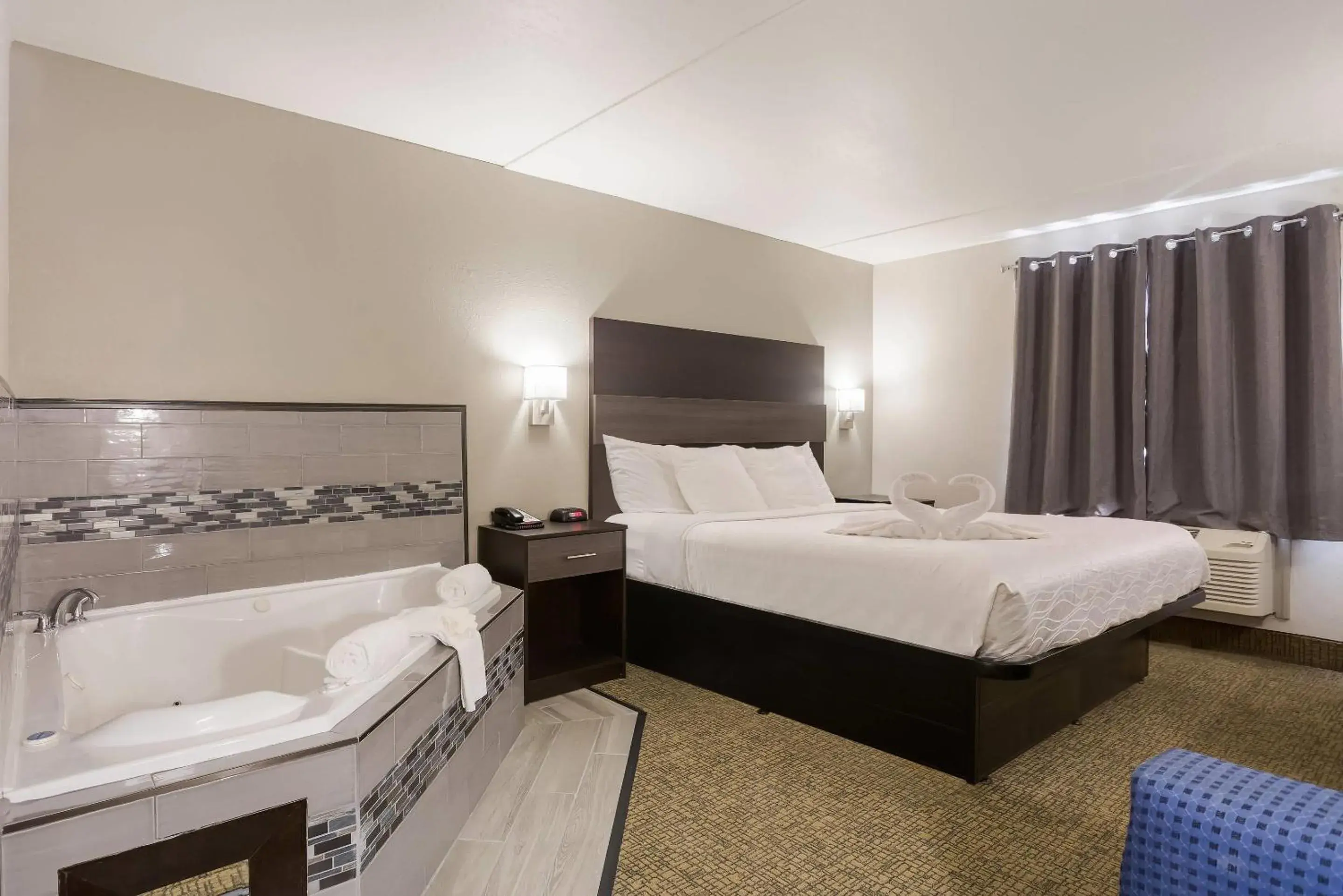 Bedroom, Bed in Rodeway Inn Branson, Brick House Bedroom, Bed in Rodeway Inn Branson, Brick House