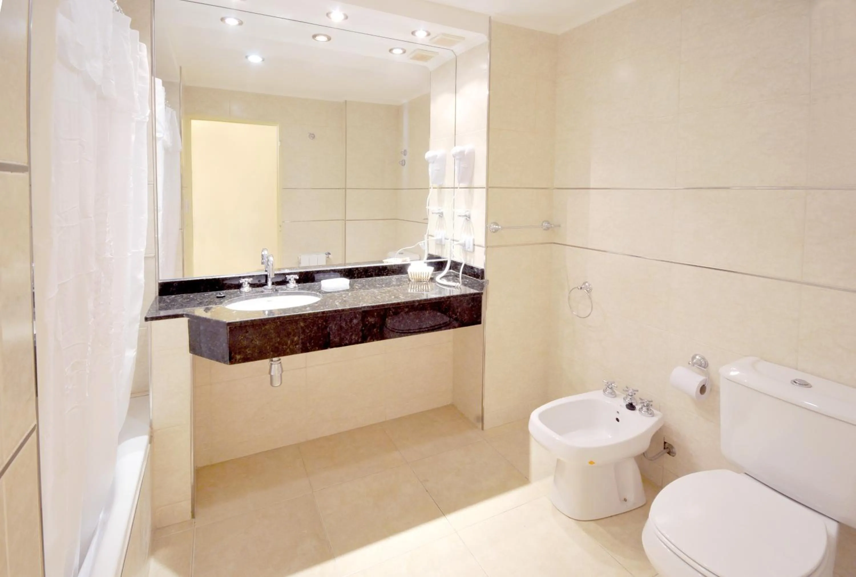 Bathroom in Orion Apartamentos