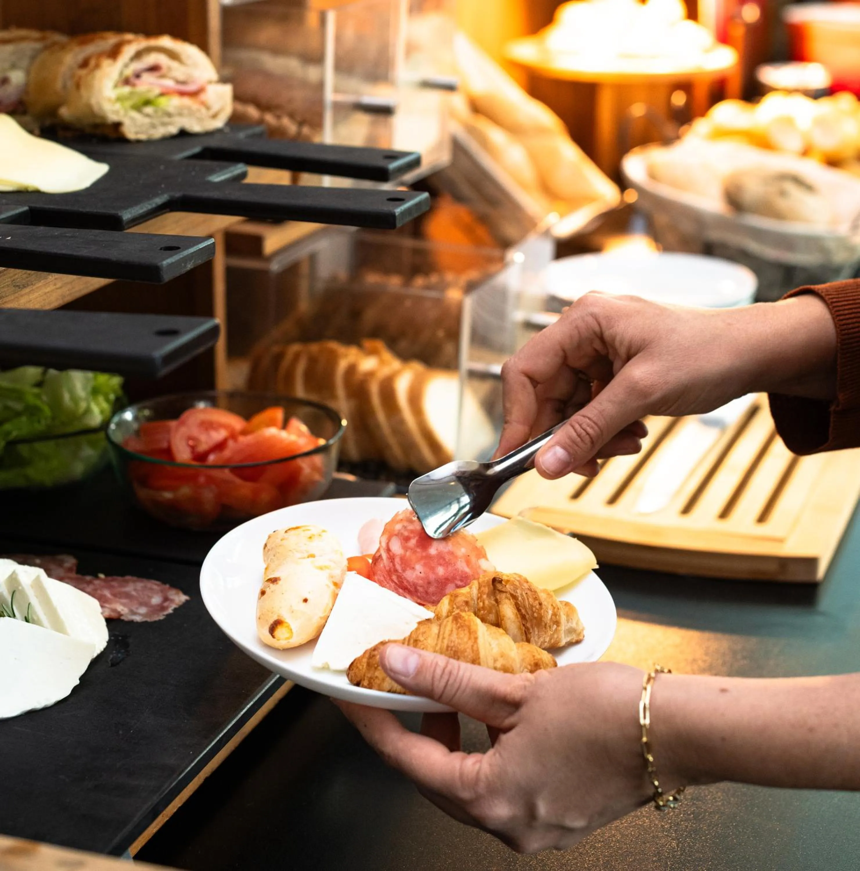 Buffet breakfast in I am Design Hotel Campinas by Hotelaria Brasil
