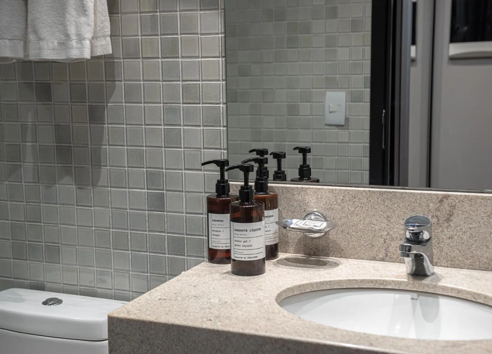 Bathroom in I am Design Hotel Campinas by Hotelaria Brasil