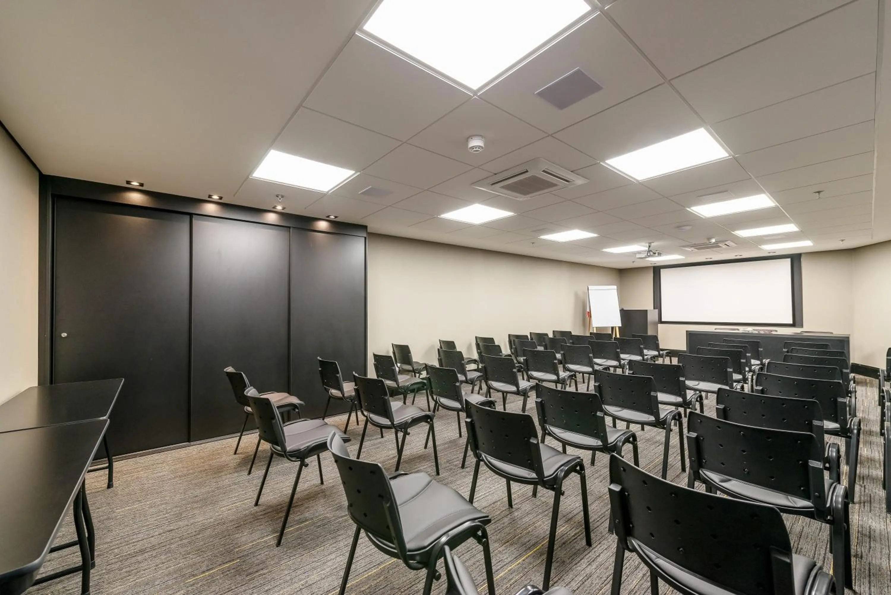 Business facilities in I am Design Hotel Campinas by Hotelaria Brasil
