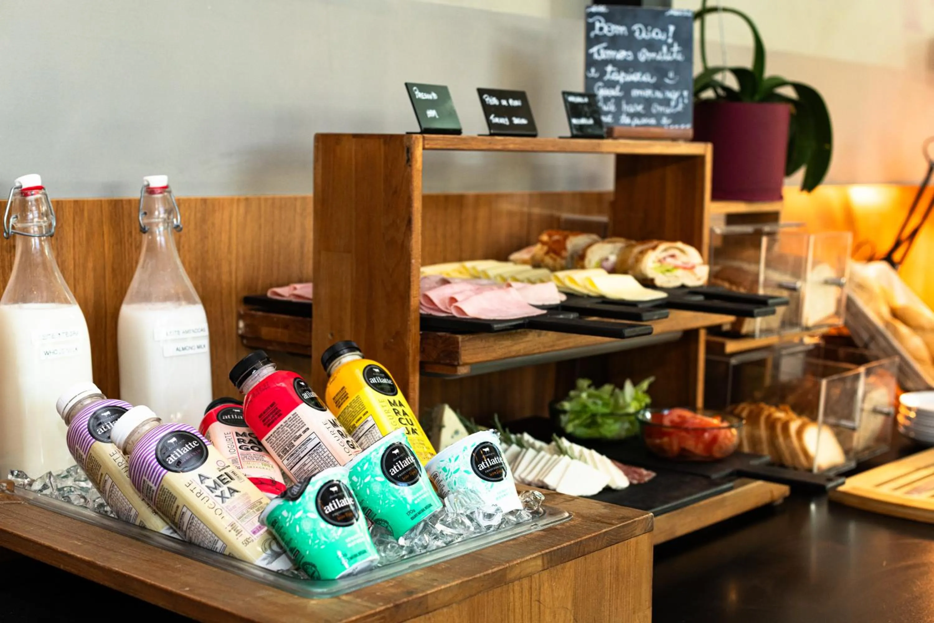 Buffet breakfast in I am Design Hotel Campinas by Hotelaria Brasil