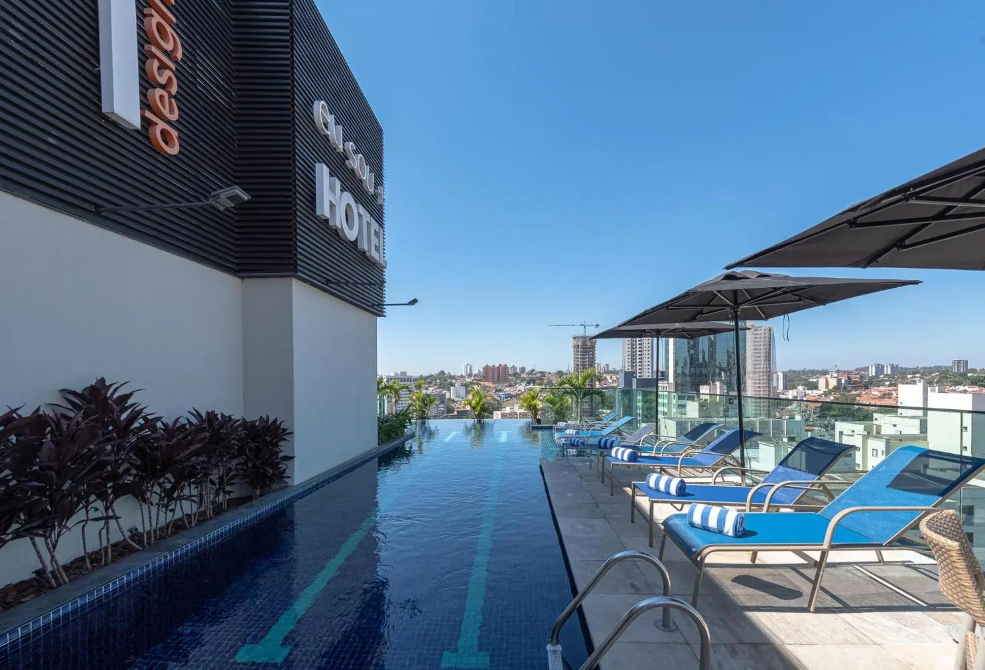Swimming pool in I am Design Hotel Campinas by Hotelaria Brasil Swimming pool in I am Design Hotel Campinas by Hotelaria Brasil