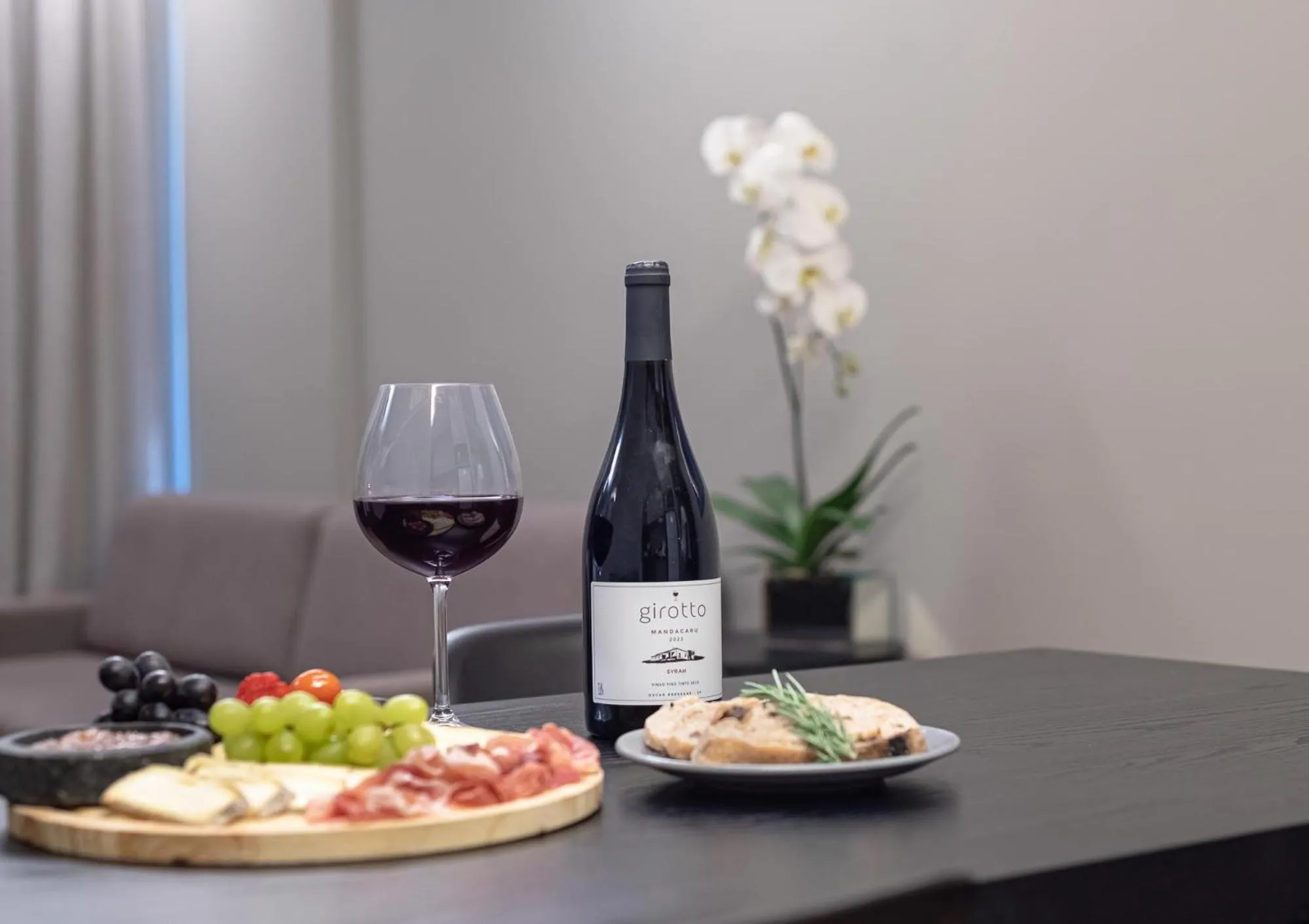 Living room in I am Design Hotel Campinas by Hotelaria Brasil