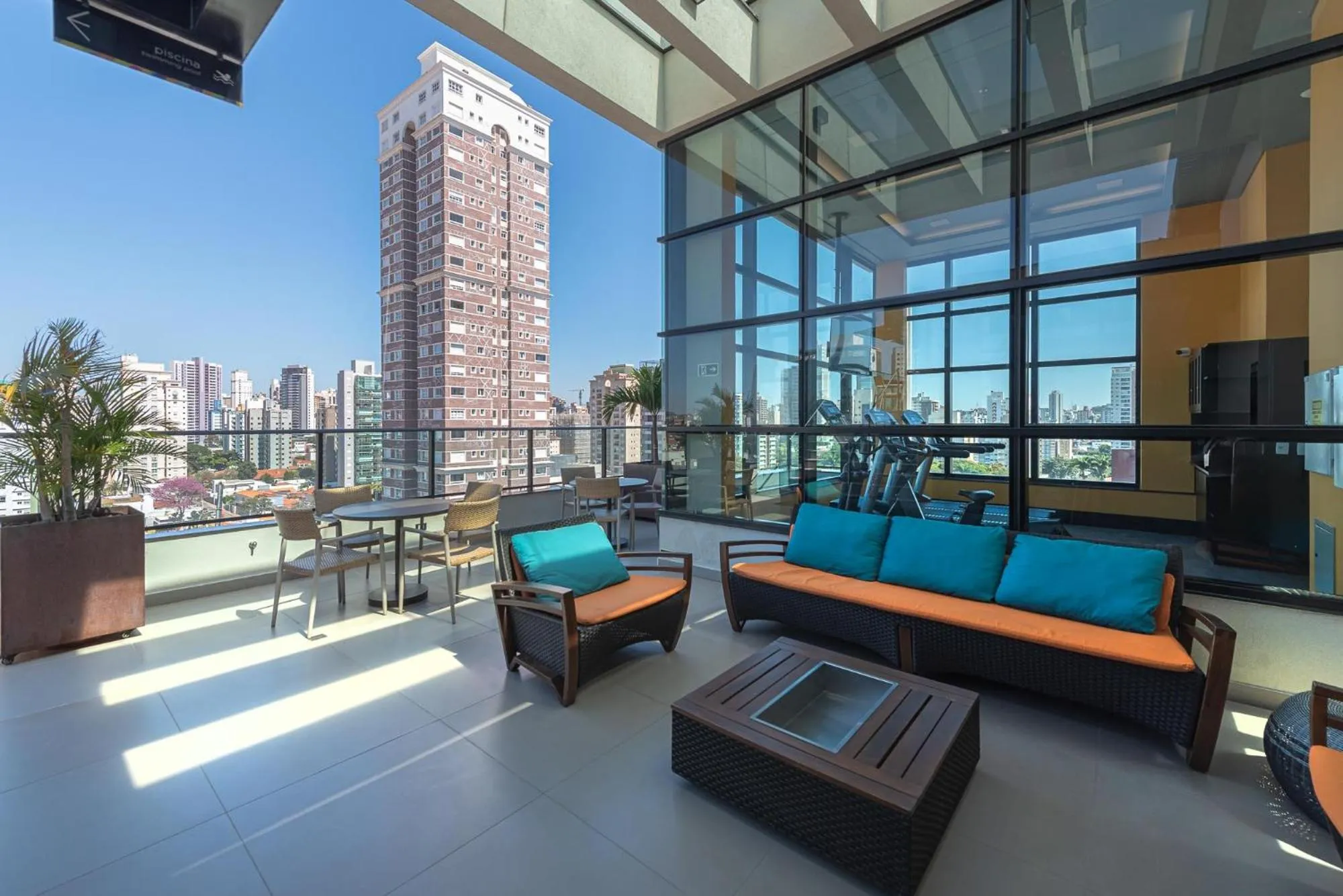 Seating area in I am Design Hotel Campinas by Hotelaria Brasil