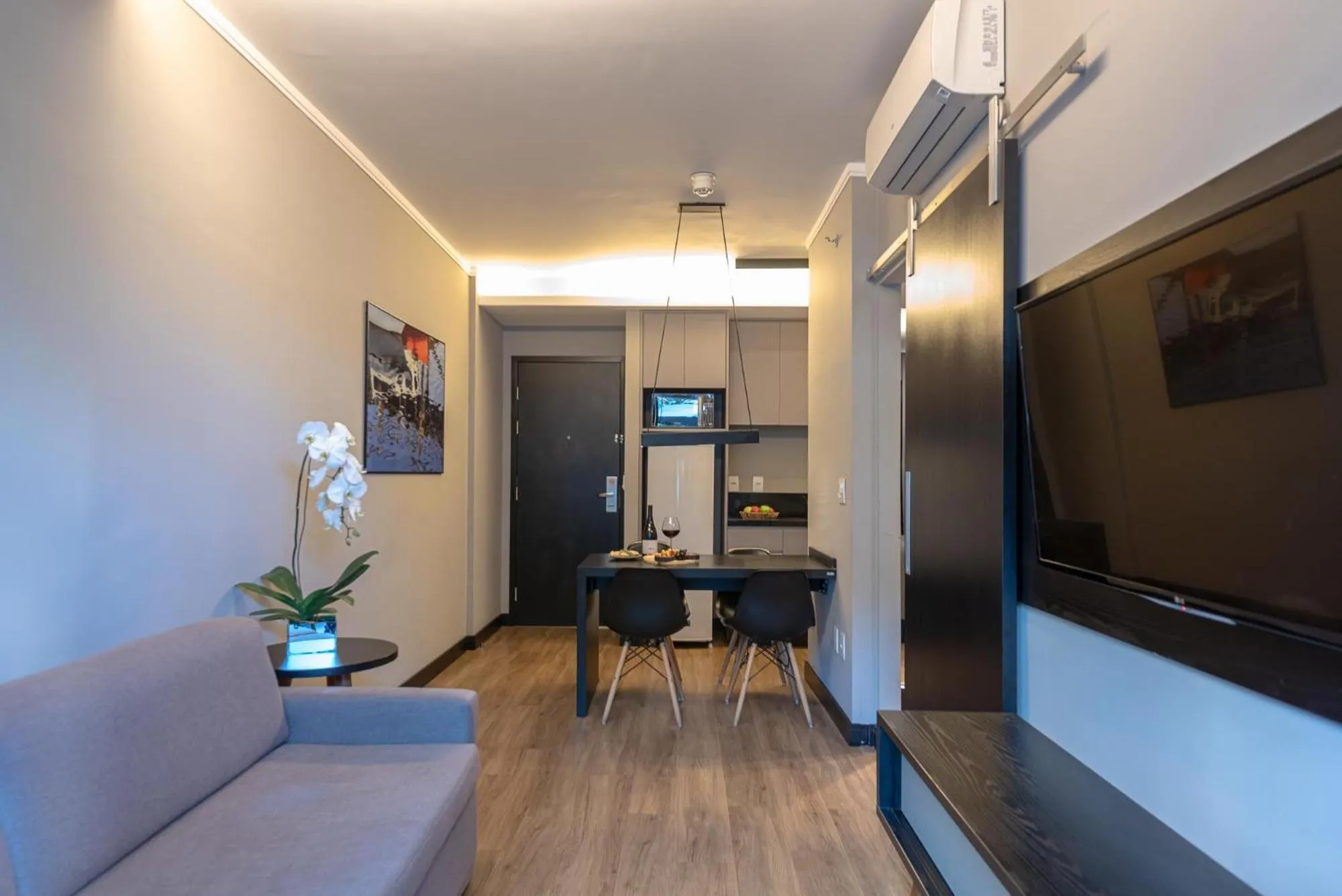 Living room in I am Design Hotel Campinas by Hotelaria Brasil