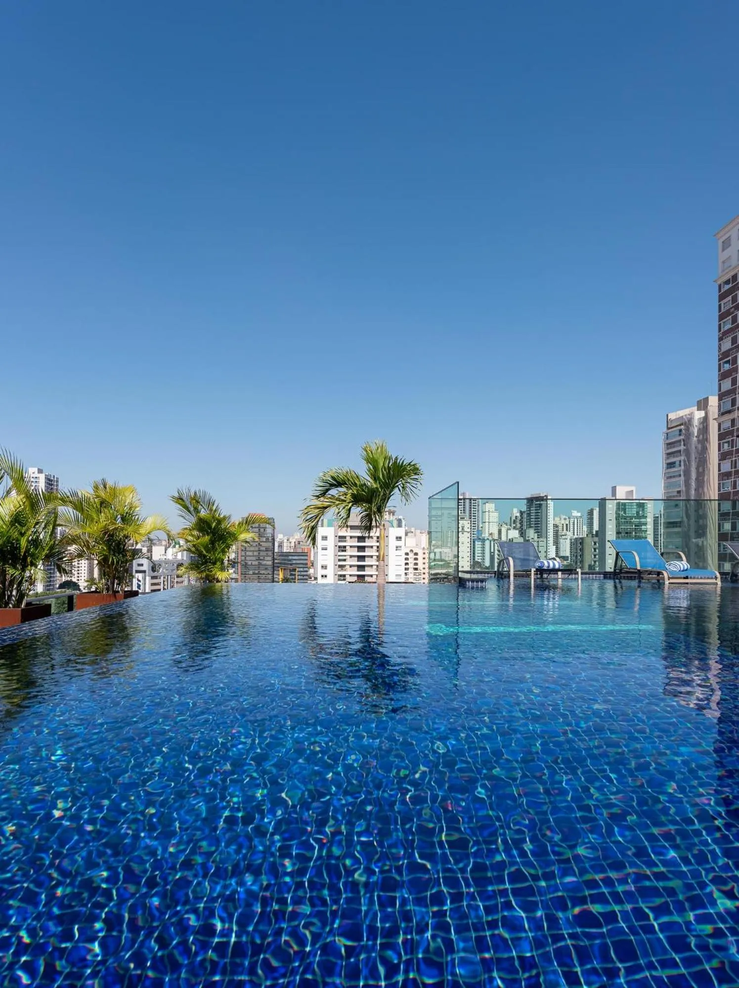 Swimming pool in I am Design Hotel Campinas by Hotelaria Brasil