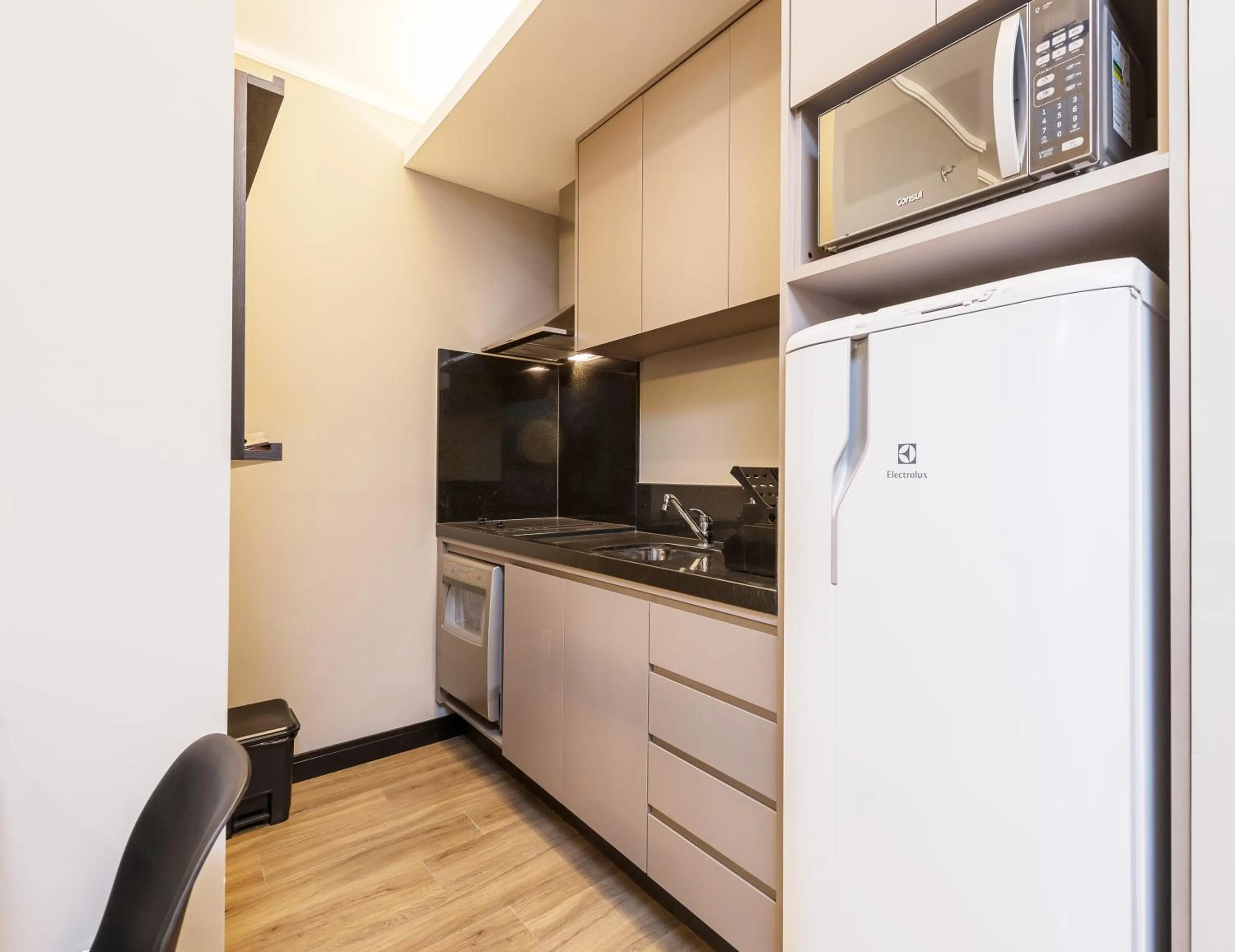 Kitchen or kitchenette in I am Design Hotel Campinas by Hotelaria Brasil