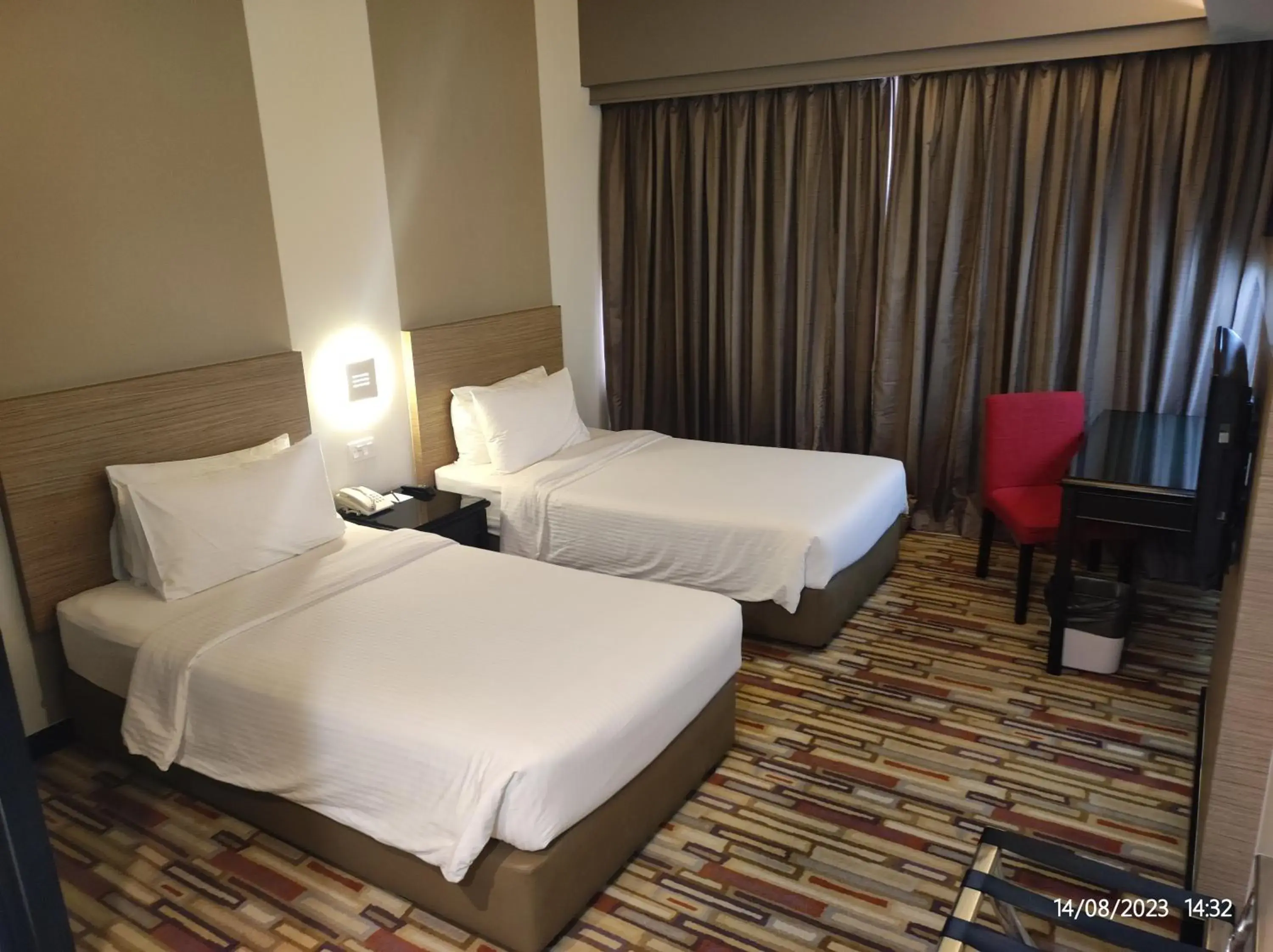 Bedroom, Bed in Harbour View Hotel Bedroom, Bed in Harbour View Hotel