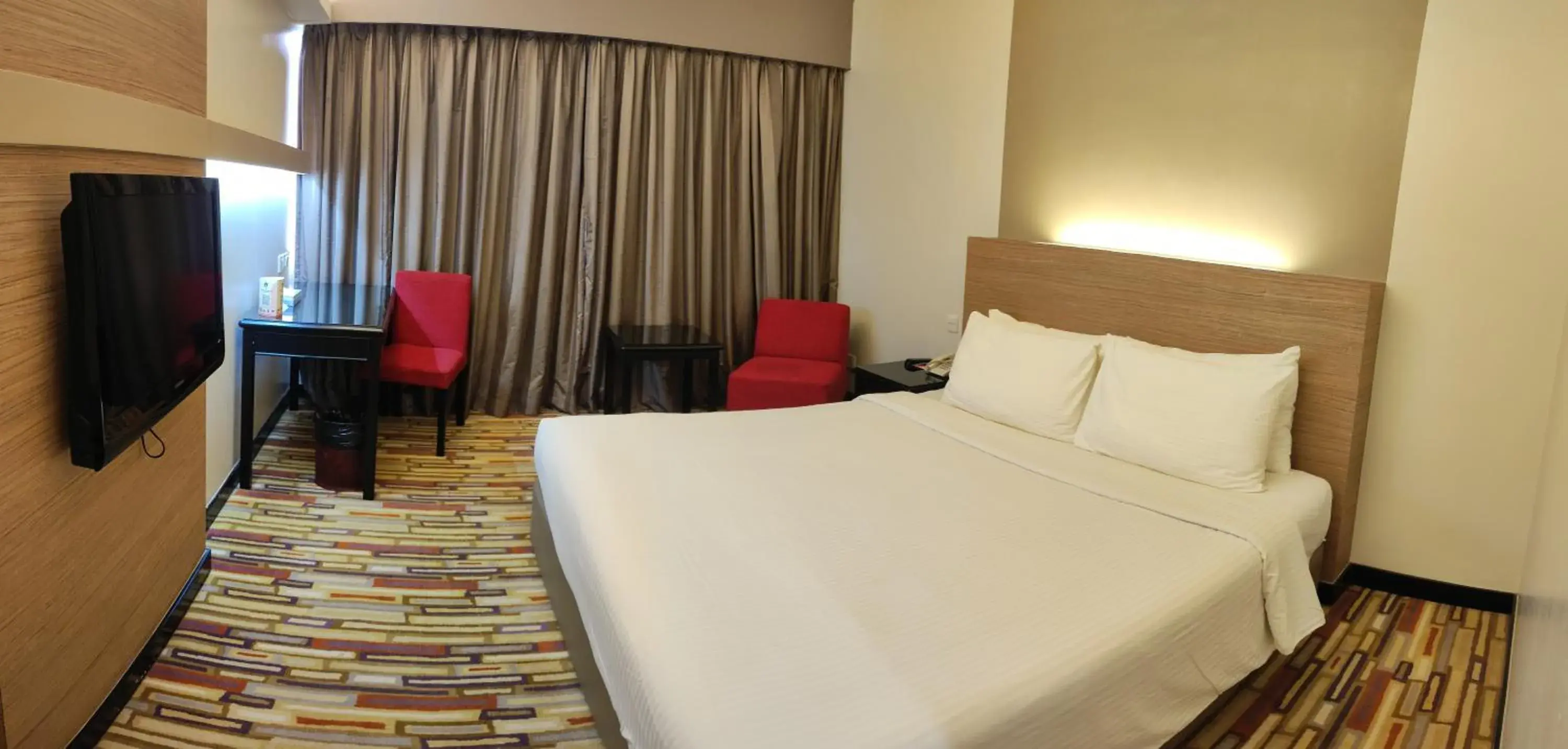 Bedroom, Bed in Harbour View Hotel Bedroom, Bed in Harbour View Hotel