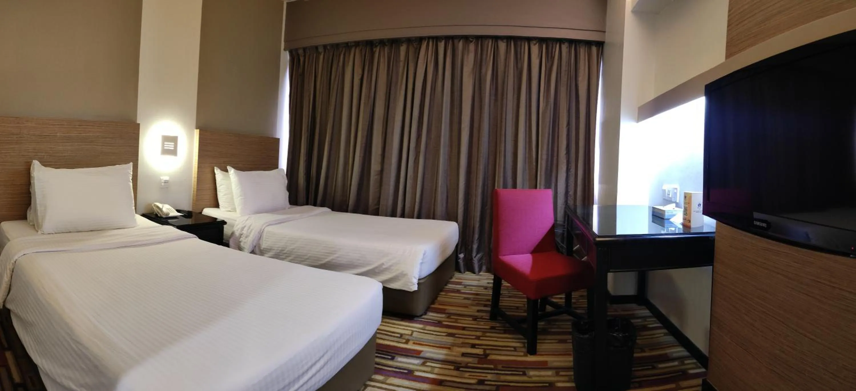 Bedroom, Bed in Harbour View Hotel