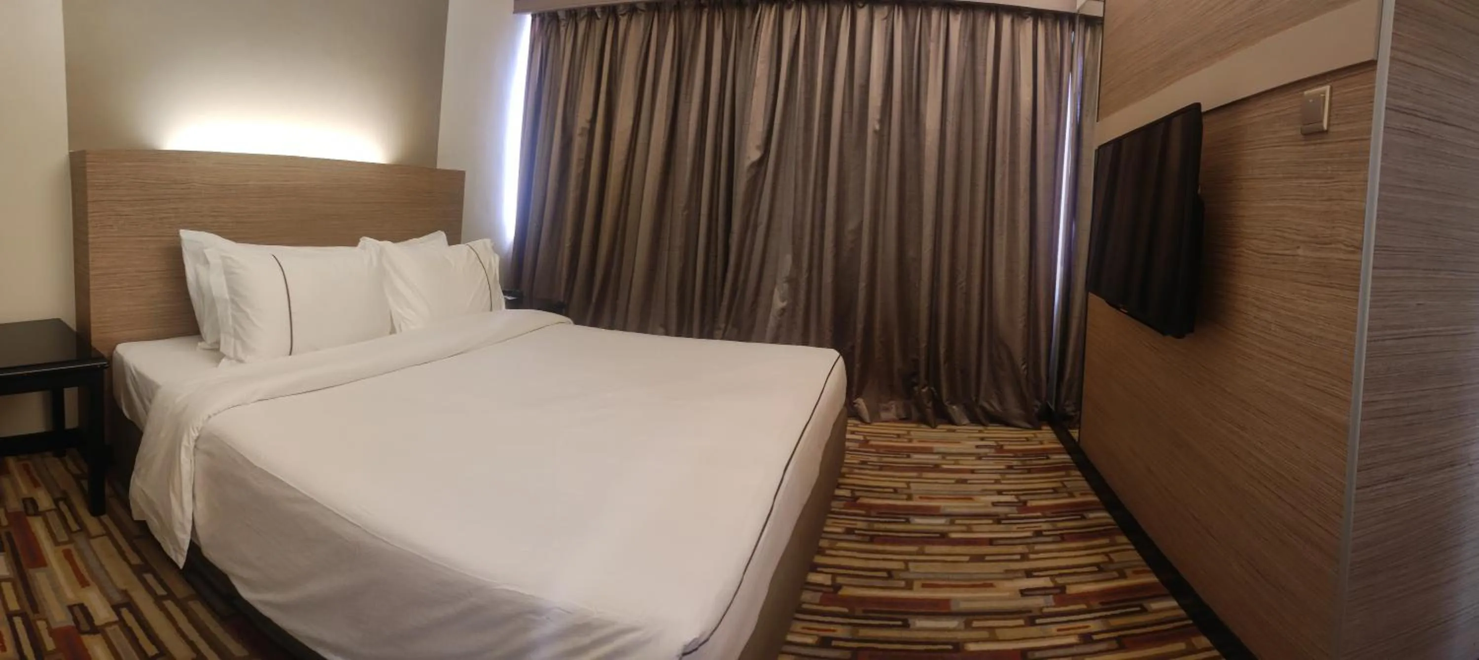 Bed in Harbour View Hotel