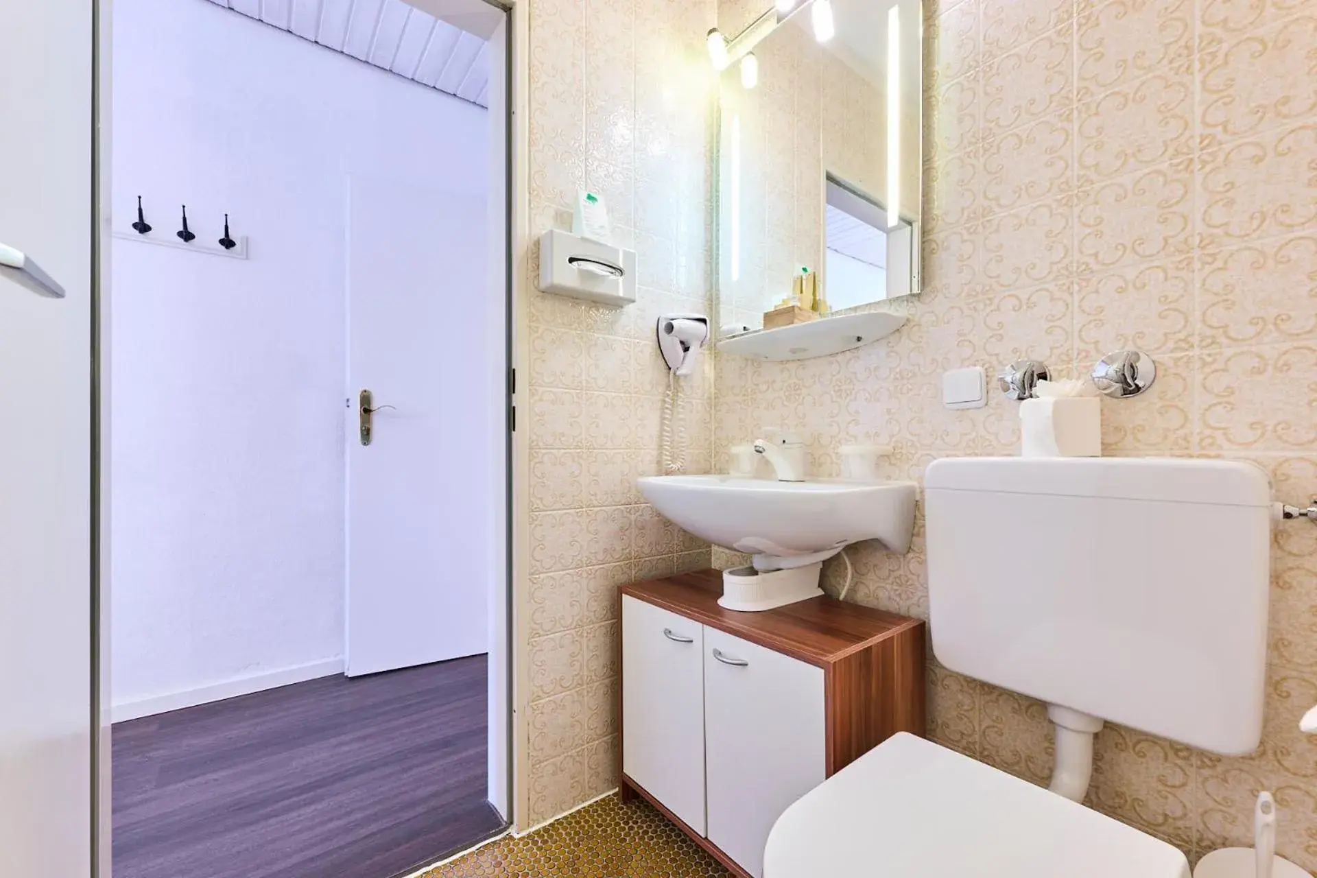 Standard Twin Room - single occupancy in Hotel Waldgasthof Buchenhain Standard Twin Room - single occupancy in Hotel Waldgasthof Buchenhain