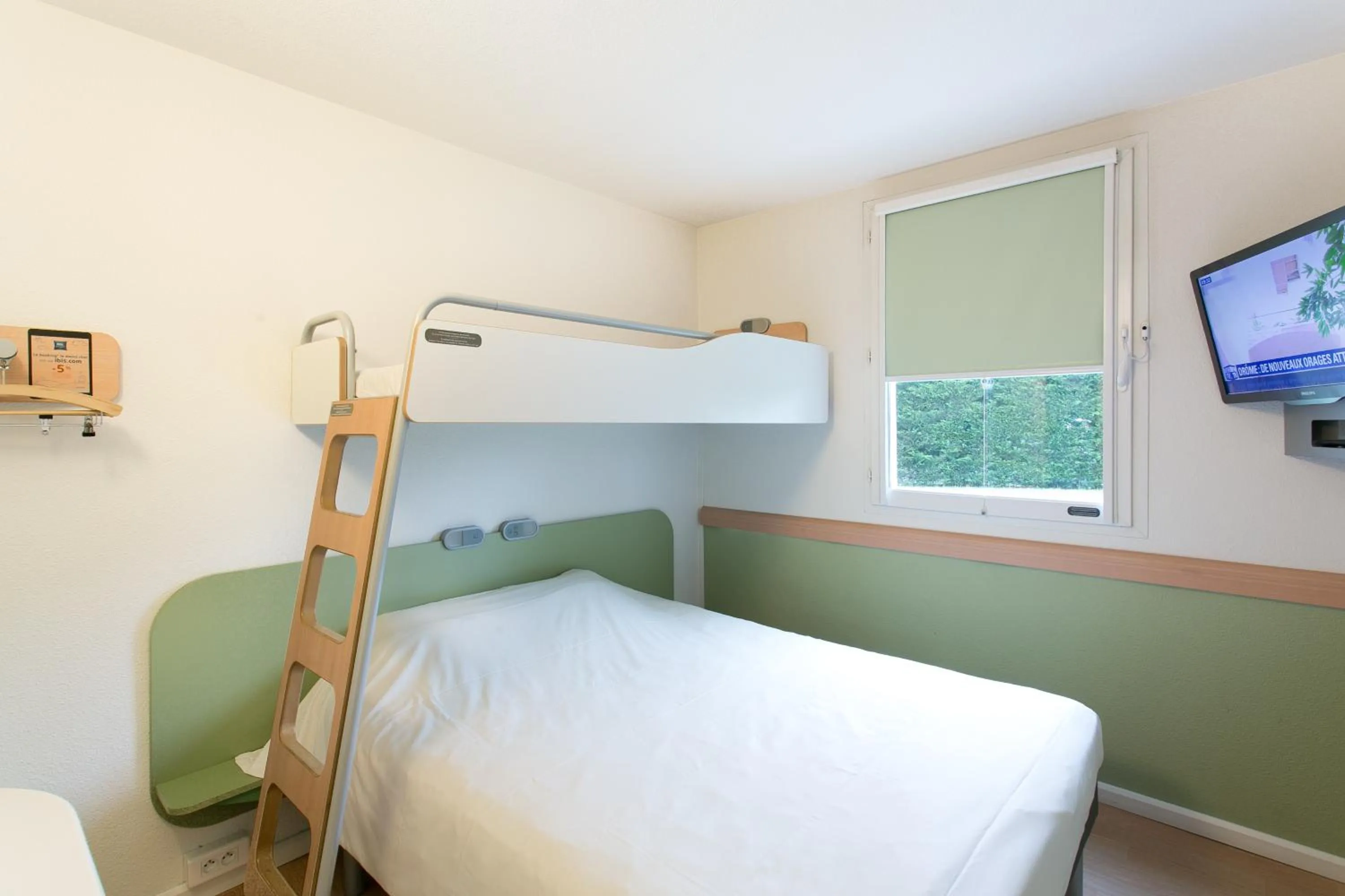 Bedroom, Bed in ibis budget Bordeaux Aéroport