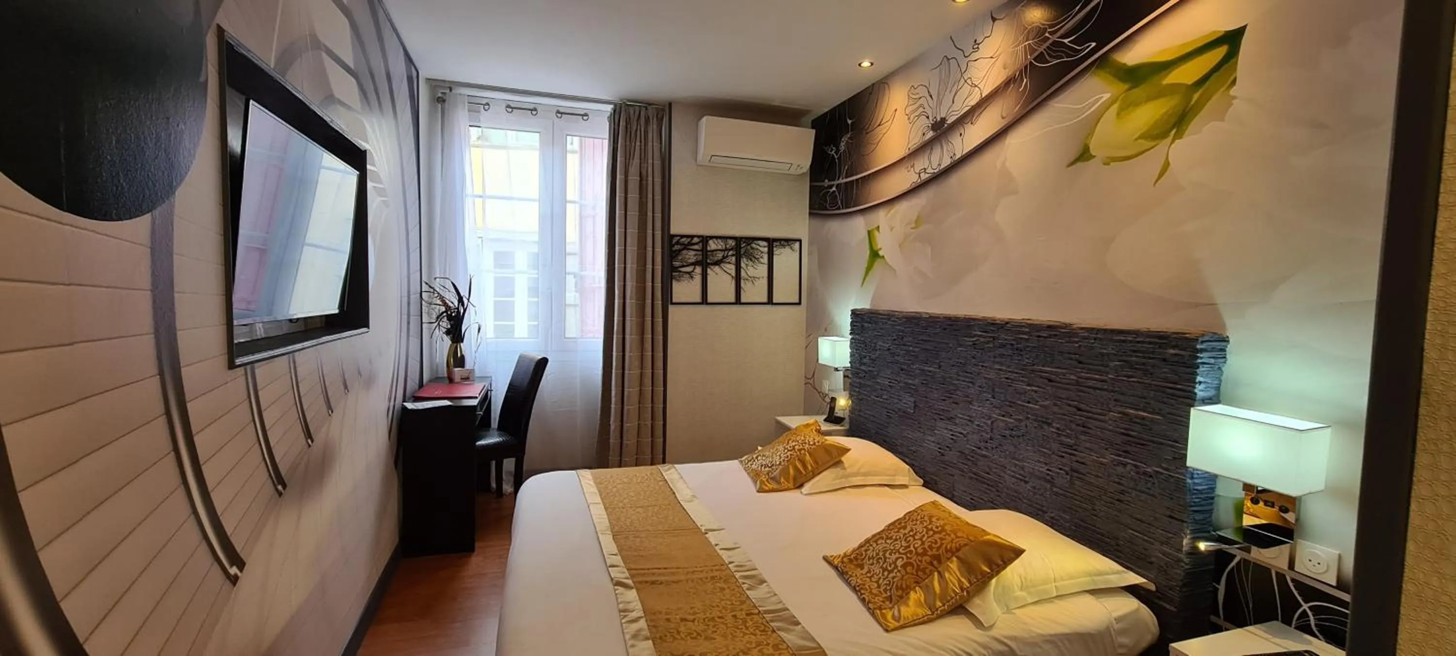 Bed in Hôtel Renaissance