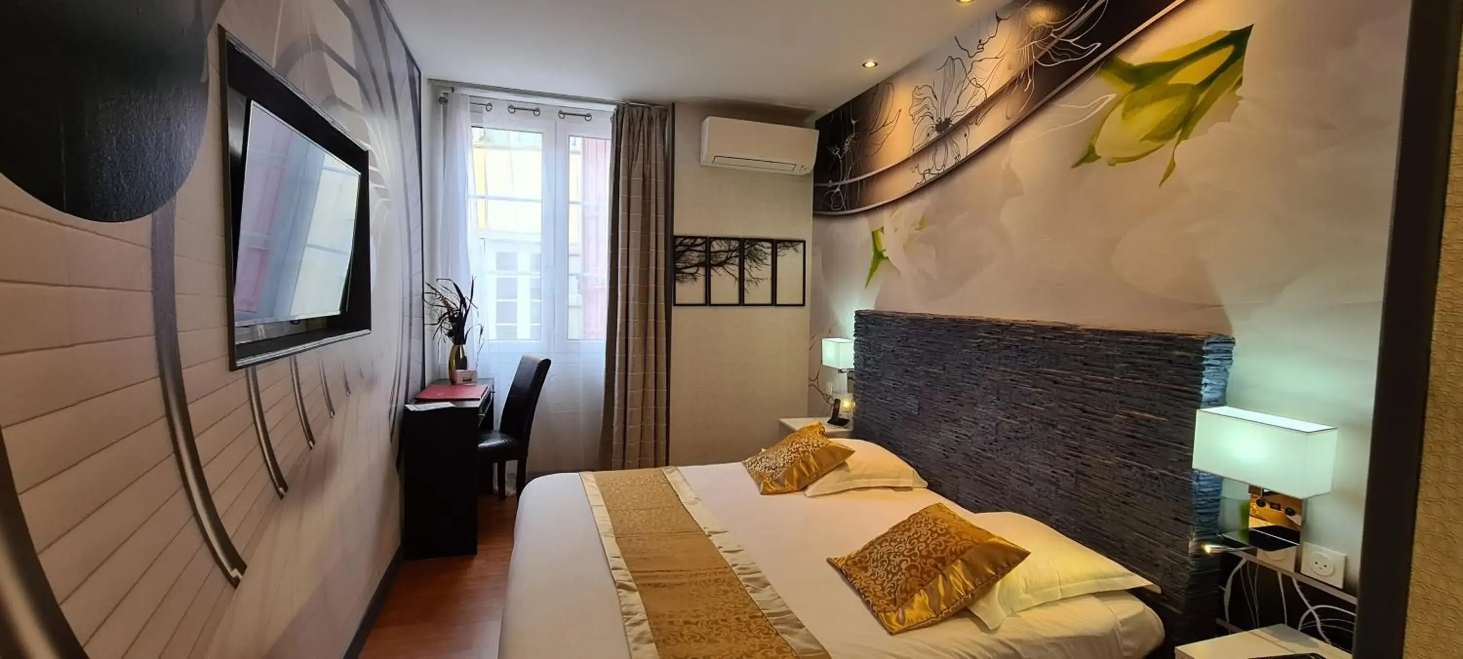 Bed in Hôtel Renaissance Bed in Hôtel Renaissance